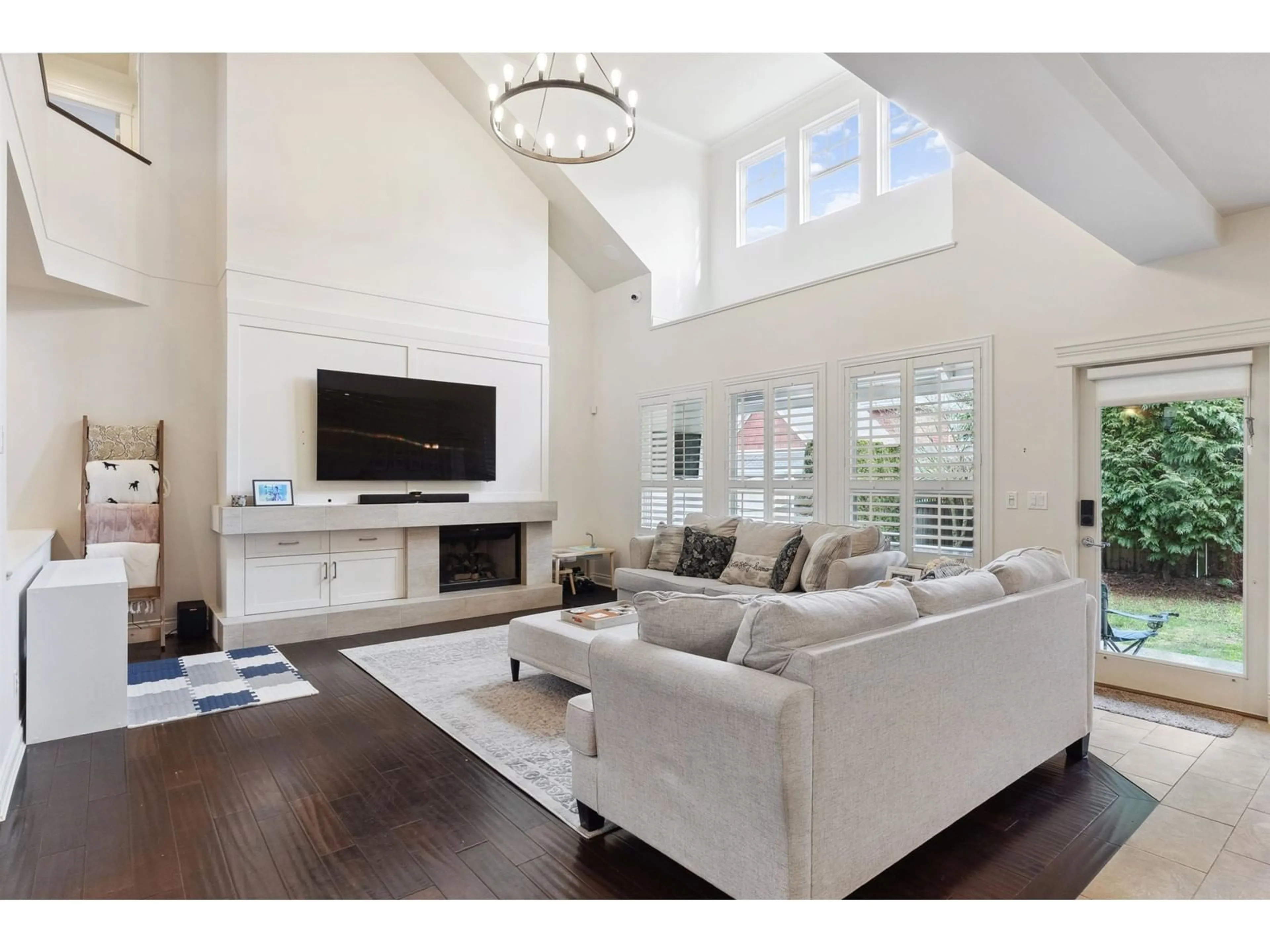 Living room with furniture, unknown for 2072 128, Surrey British Columbia V4A3V6