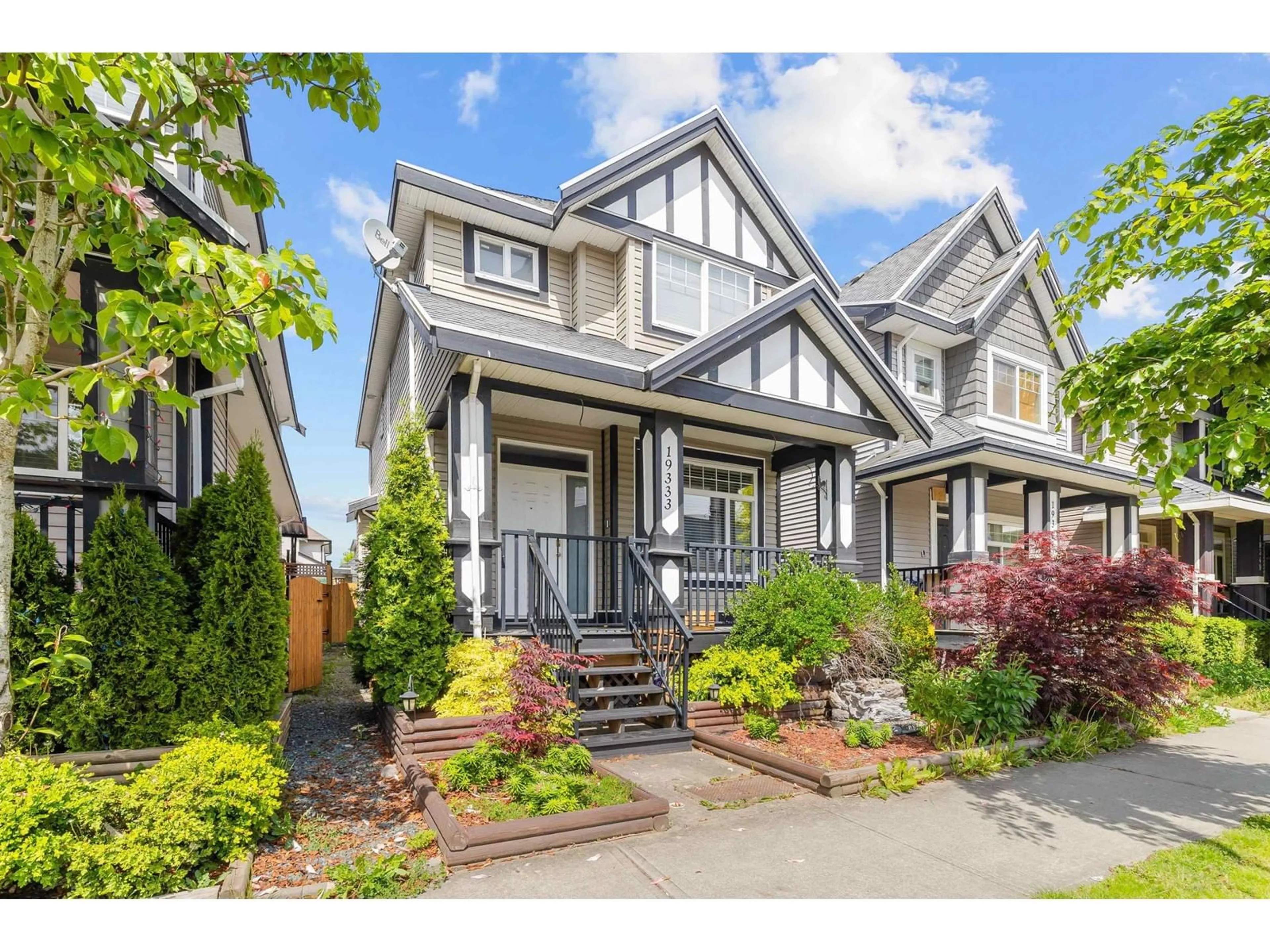 Home with vinyl exterior material, street for 19333 72, Surrey British Columbia V4N5X9