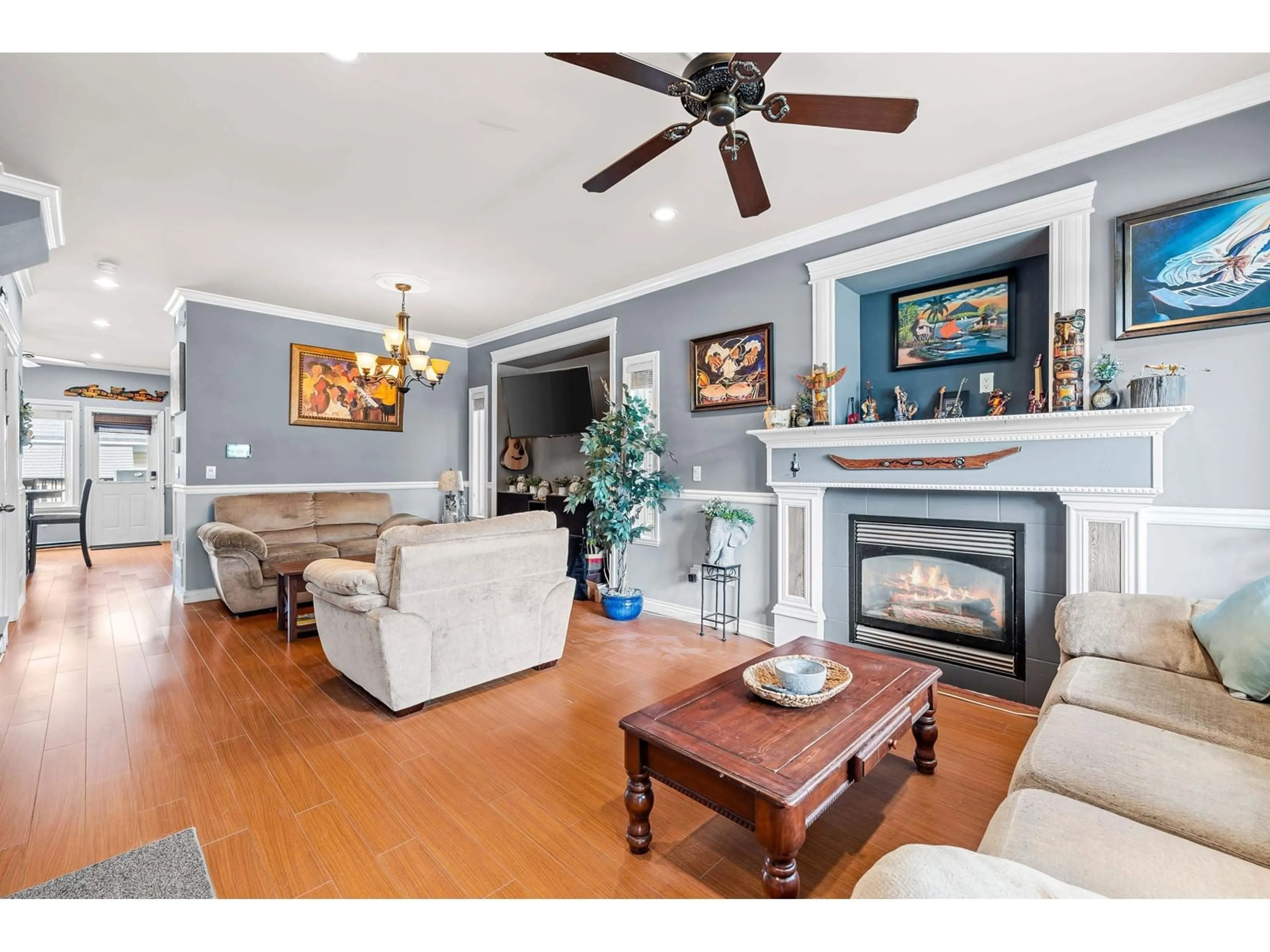 Living room with furniture, wood/laminate floor for 19333 72, Surrey British Columbia V4N5X9