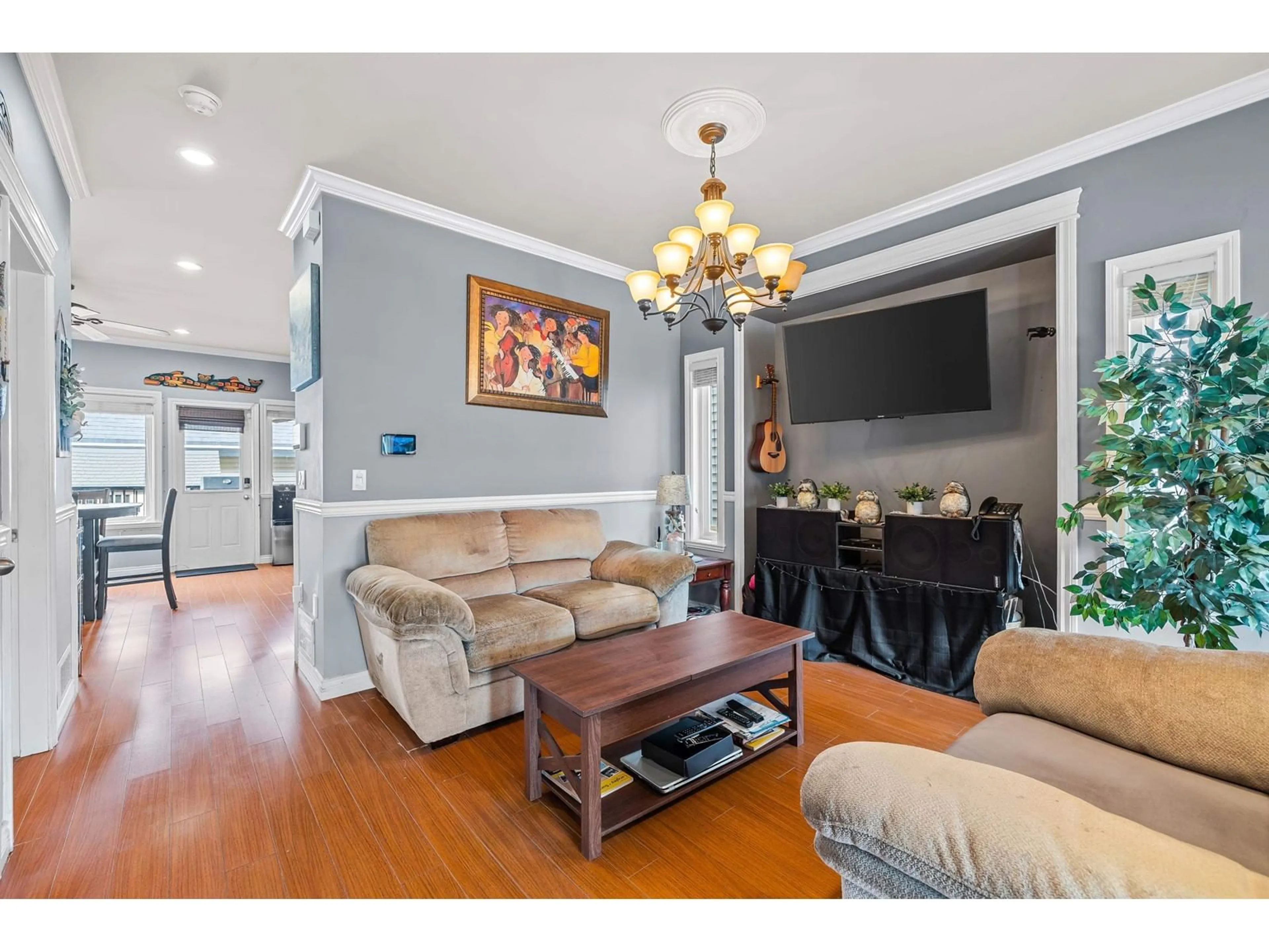 Living room with furniture, wood/laminate floor for 19333 72, Surrey British Columbia V4N5X9