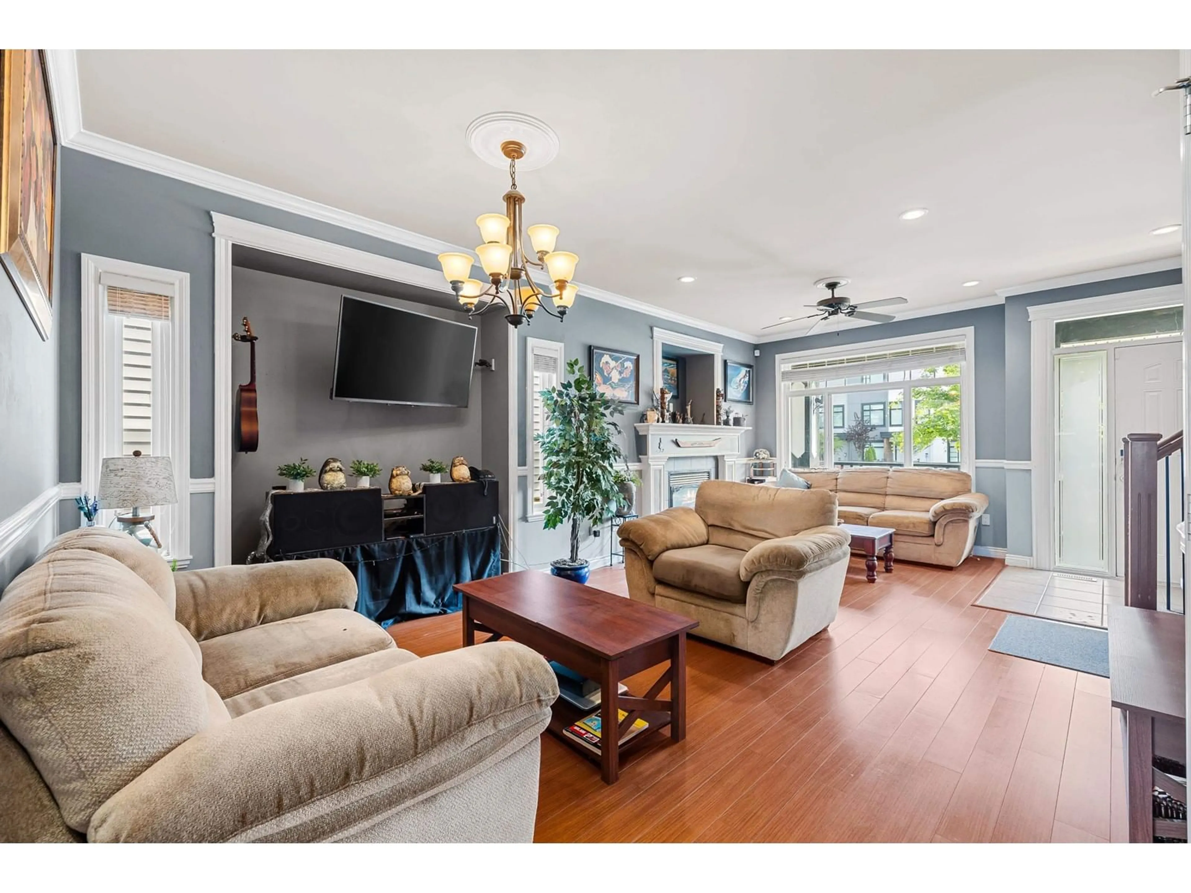 Living room with furniture, unknown for 19333 72, Surrey British Columbia V4N5X9