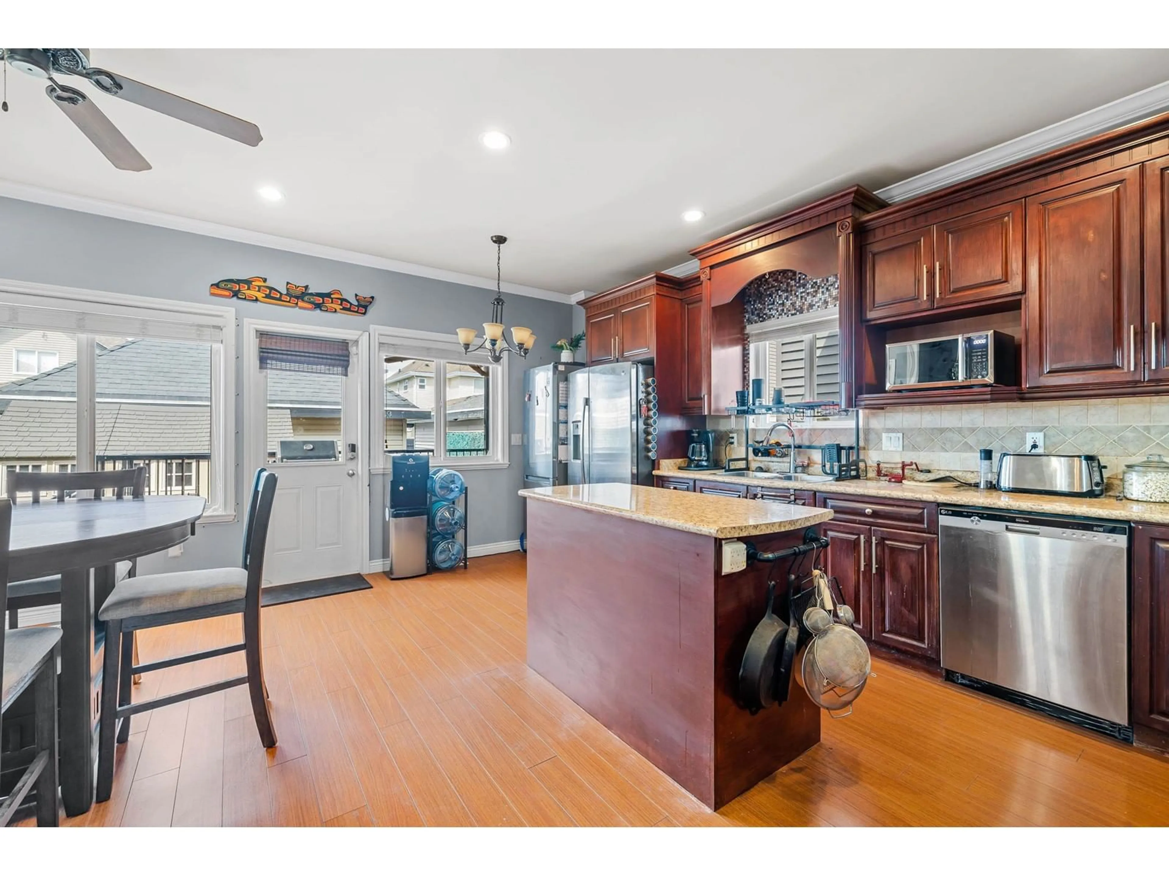 Open concept kitchen, wood/laminate floor for 19333 72, Surrey British Columbia V4N5X9