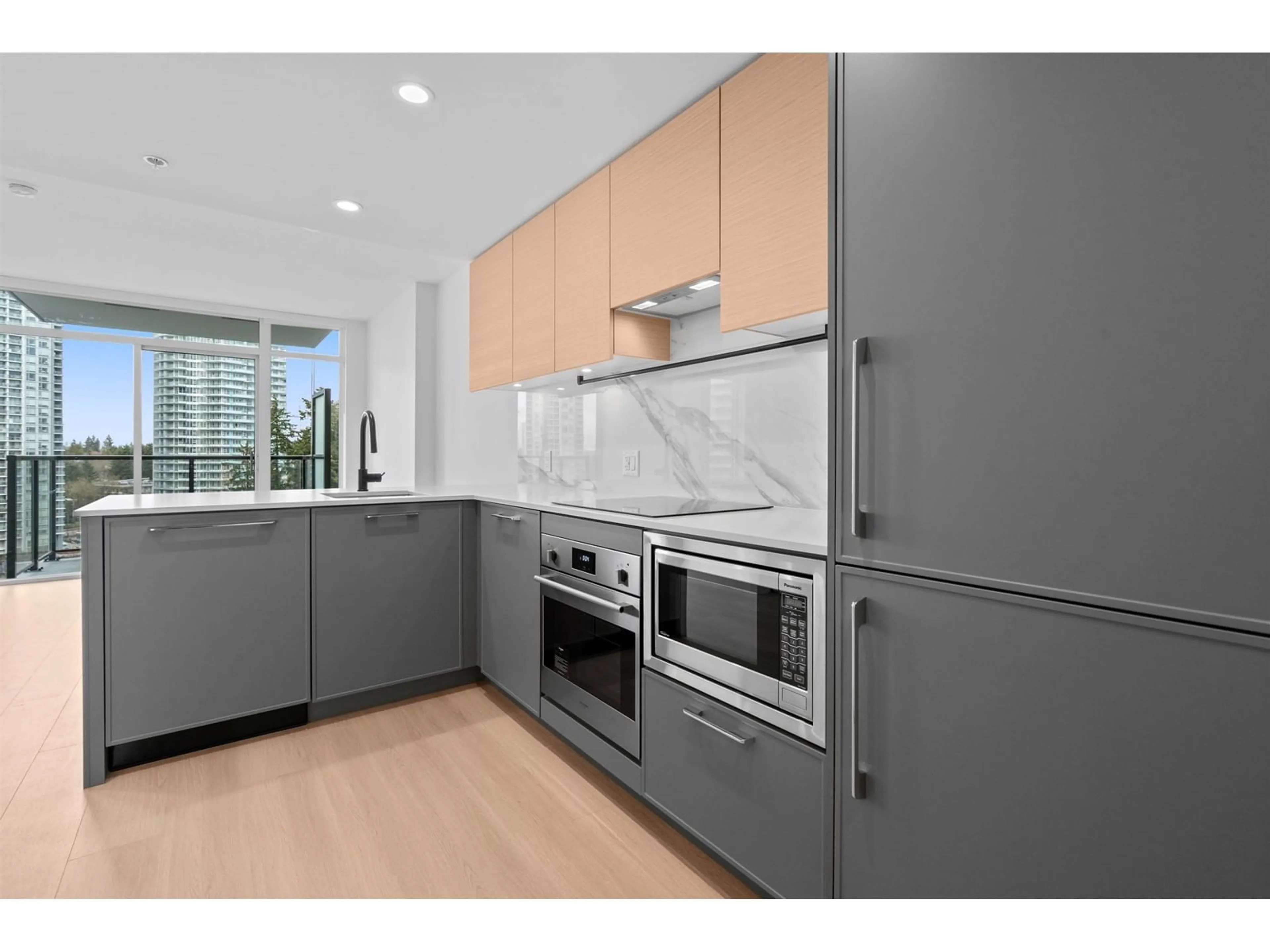 Standard kitchen, unknown for 1005 - 13725 GEORGE JUNCTION, Surrey British Columbia V3T0V7