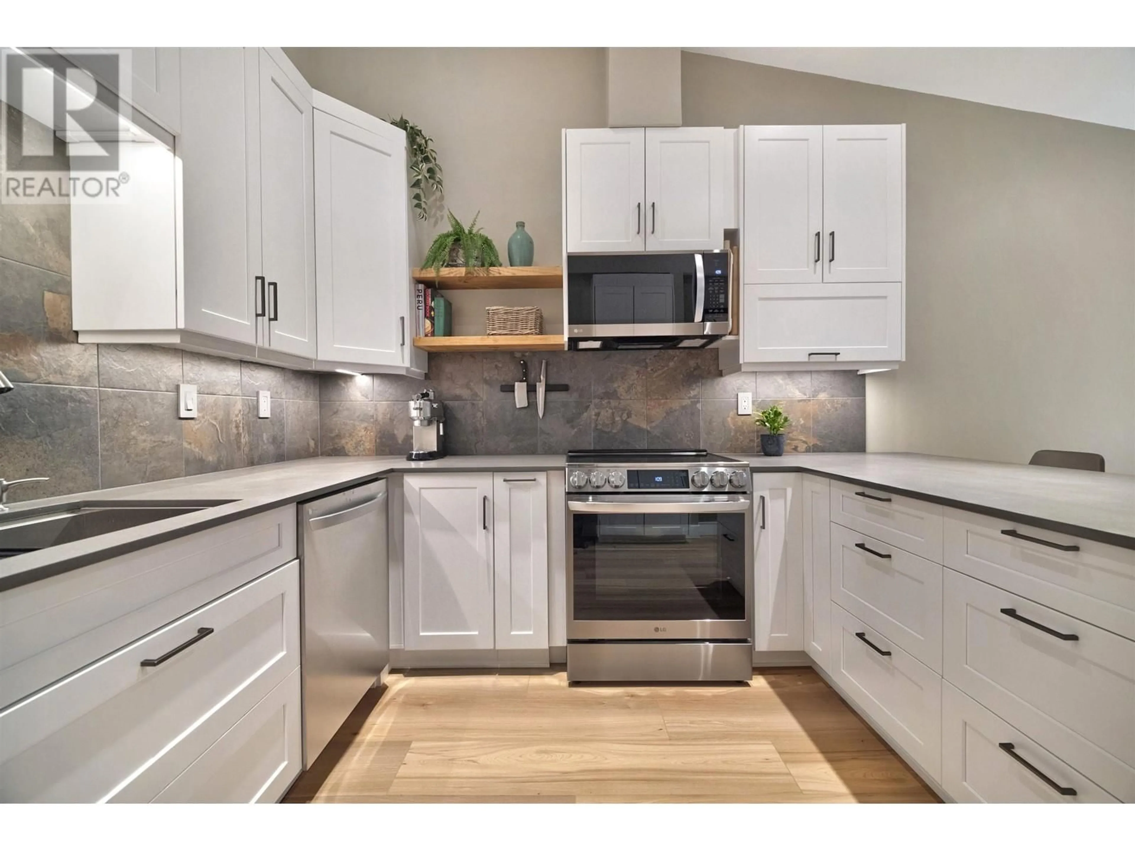 Contemporary kitchen, unknown for 3942 INDIAN RIVER DRIVE, North Vancouver British Columbia V7G2G9