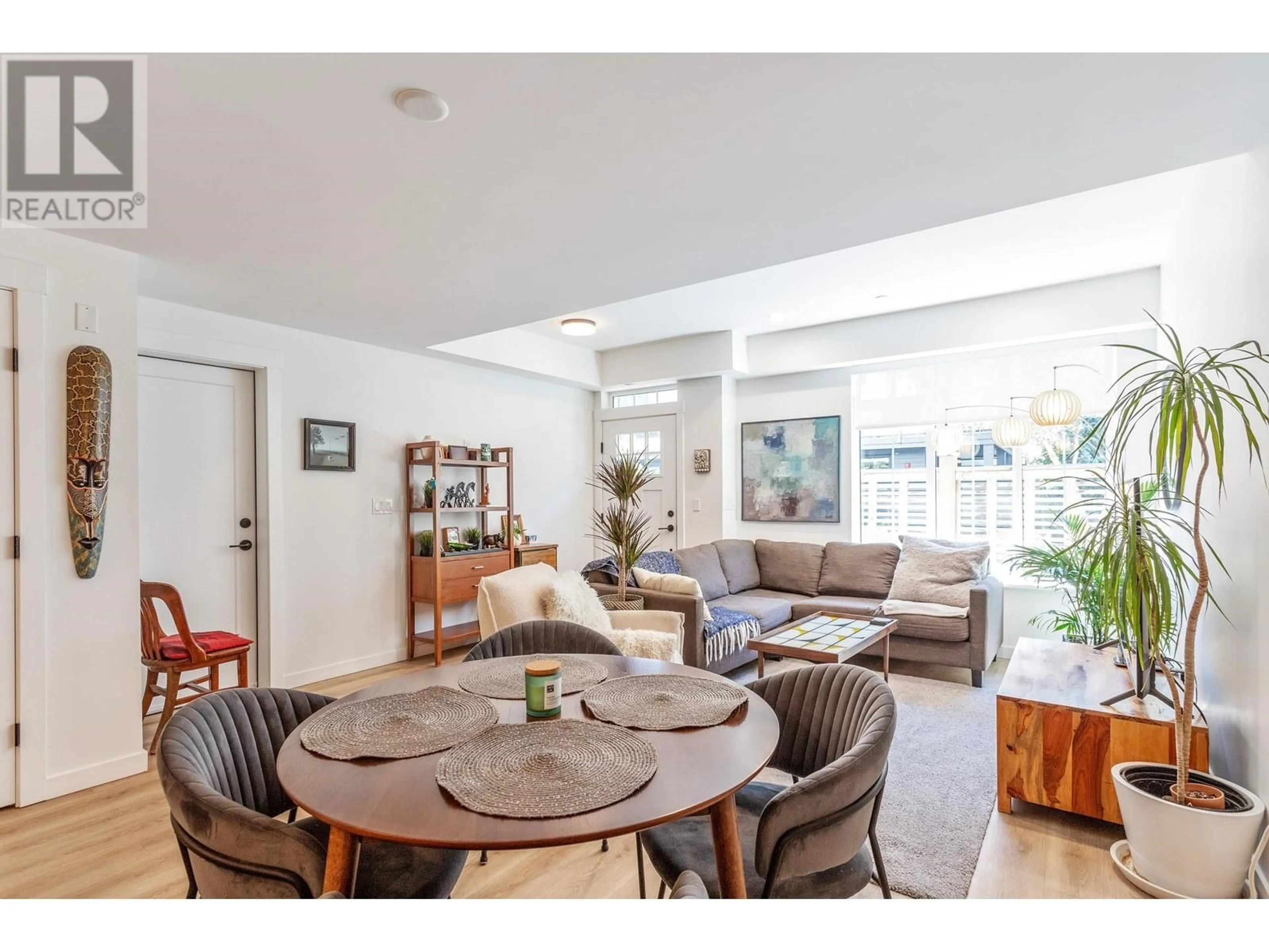 Living room with furniture, unknown for 6 - 237 RIDGEWAY AVENUE, North Vancouver British Columbia V7L0H6