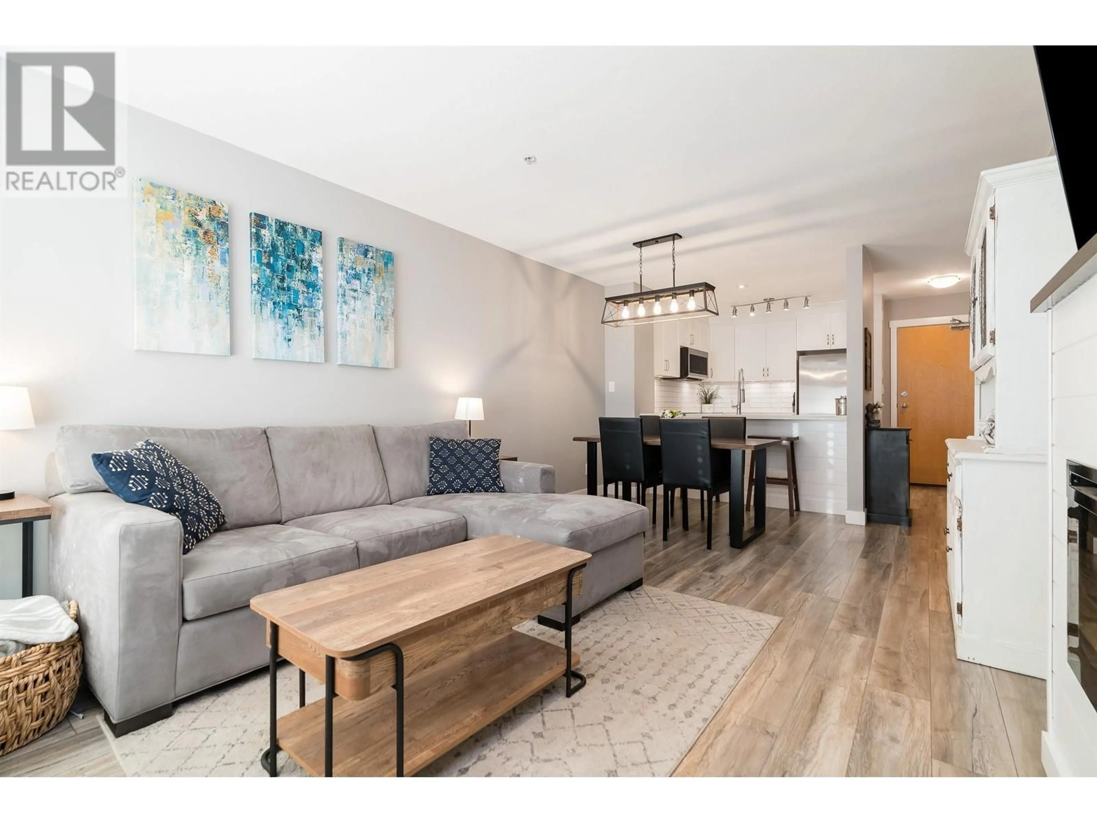 Living room with furniture, wood/laminate floor for 407 - 675 PARK CRESCENT, New Westminster British Columbia V3L5W4