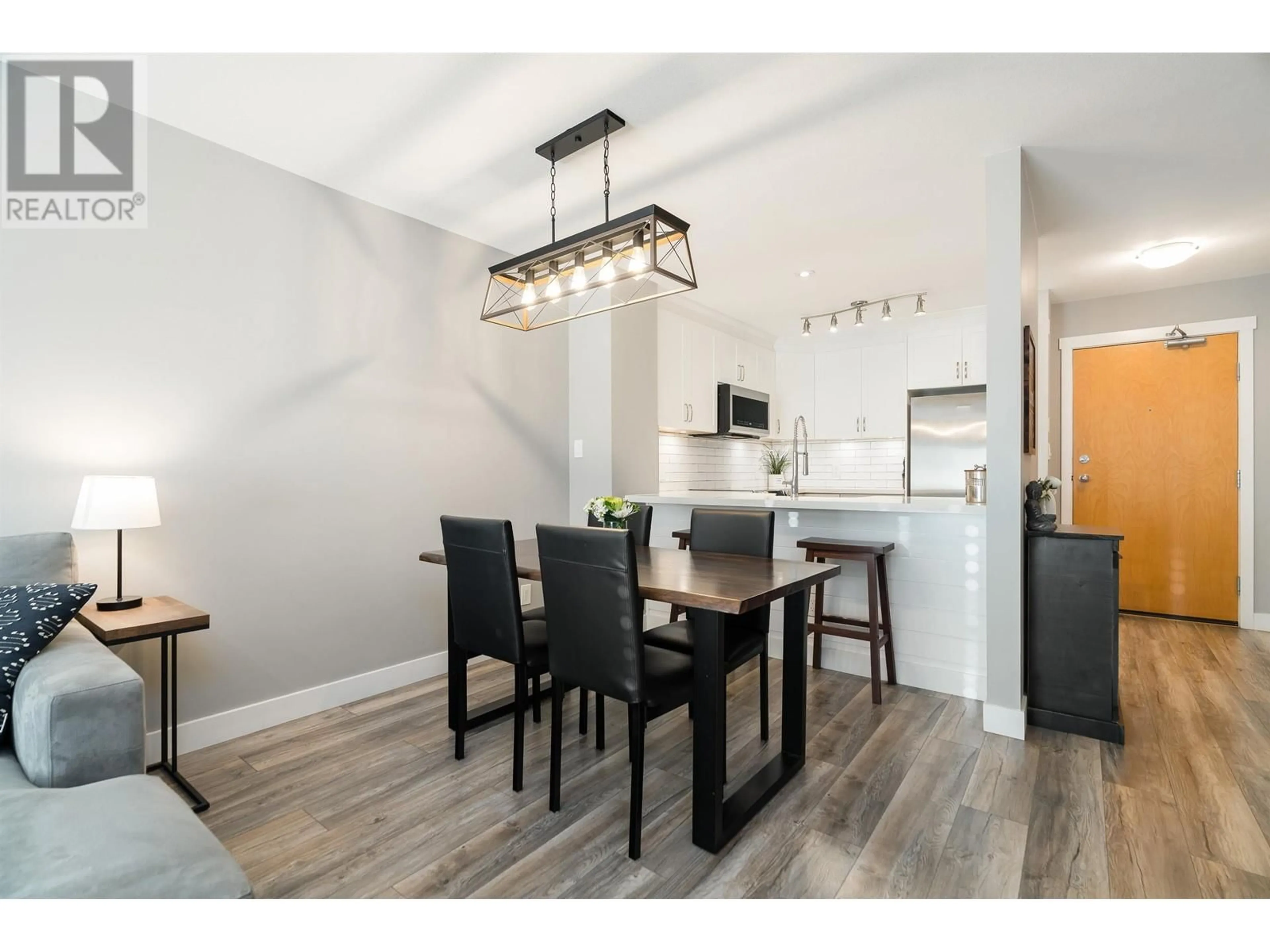 Open concept kitchen, wood/laminate floor for 407 - 675 PARK CRESCENT, New Westminster British Columbia V3L5W4