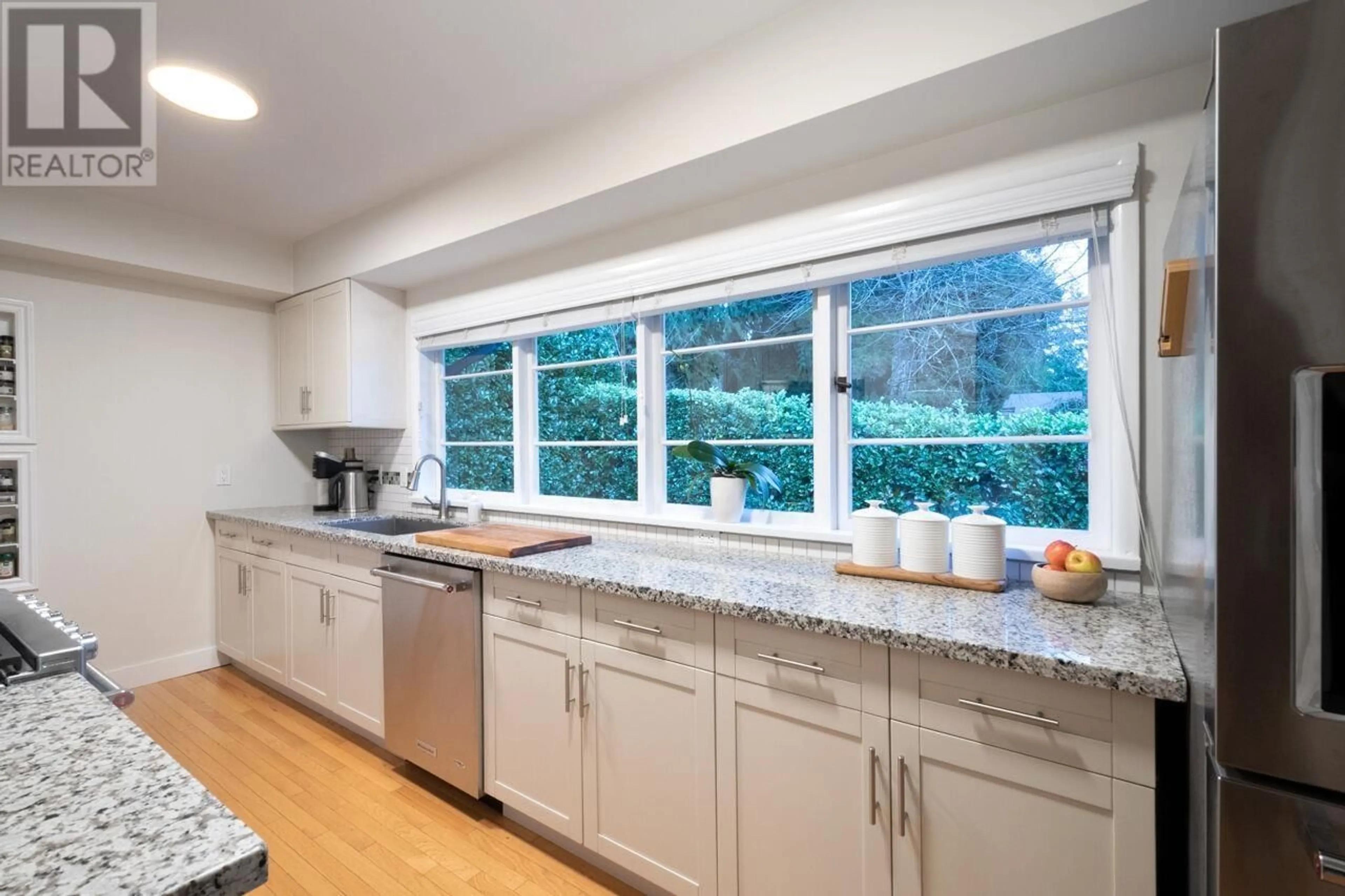 Open concept kitchen, ceramic/tile floor for 1310 29TH STREET, West Vancouver British Columbia V7V4M6