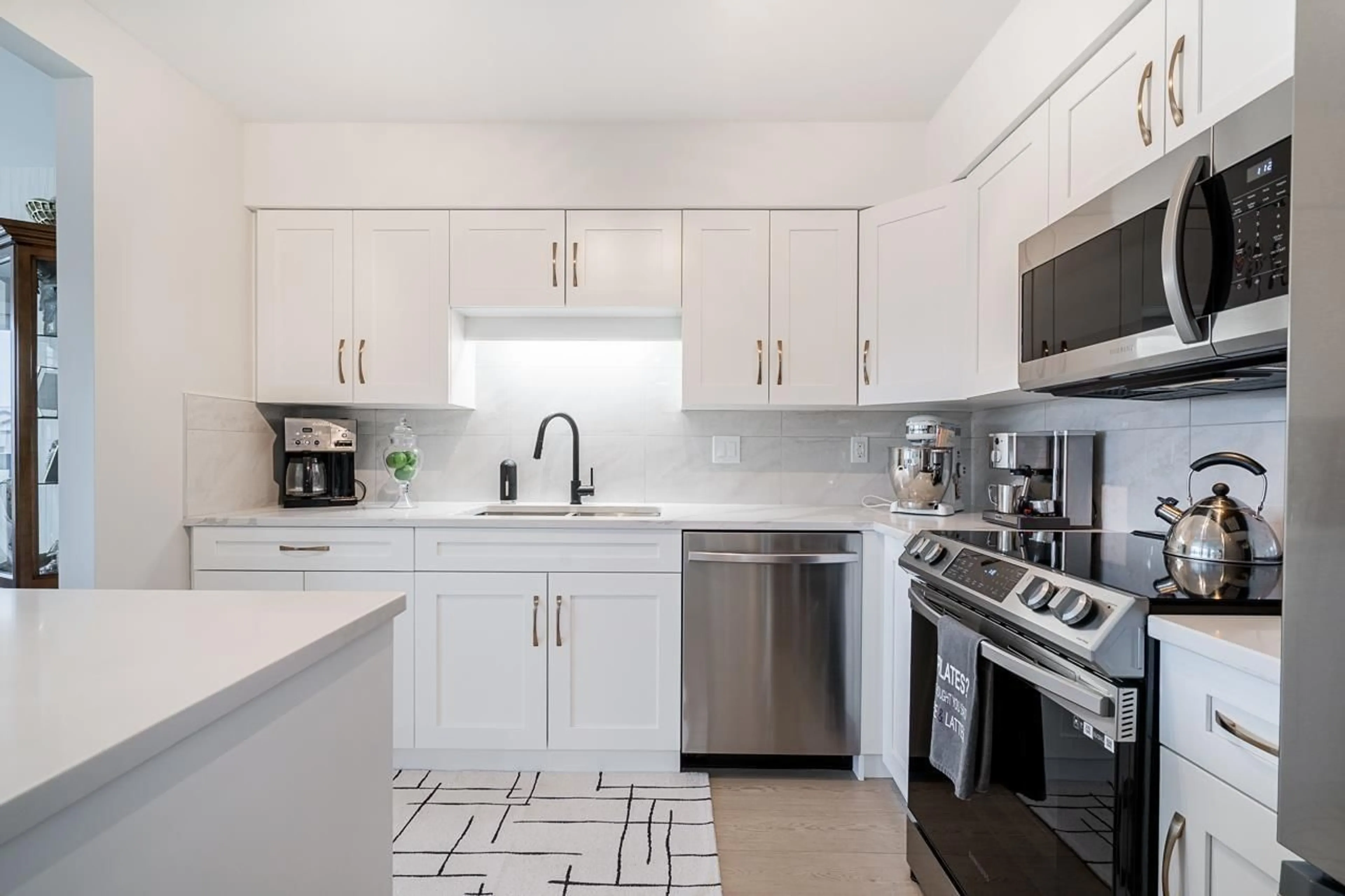 Open concept kitchen, ceramic/tile floor for 301 - 31955 OLD YALE, Abbotsford British Columbia V2T4N1