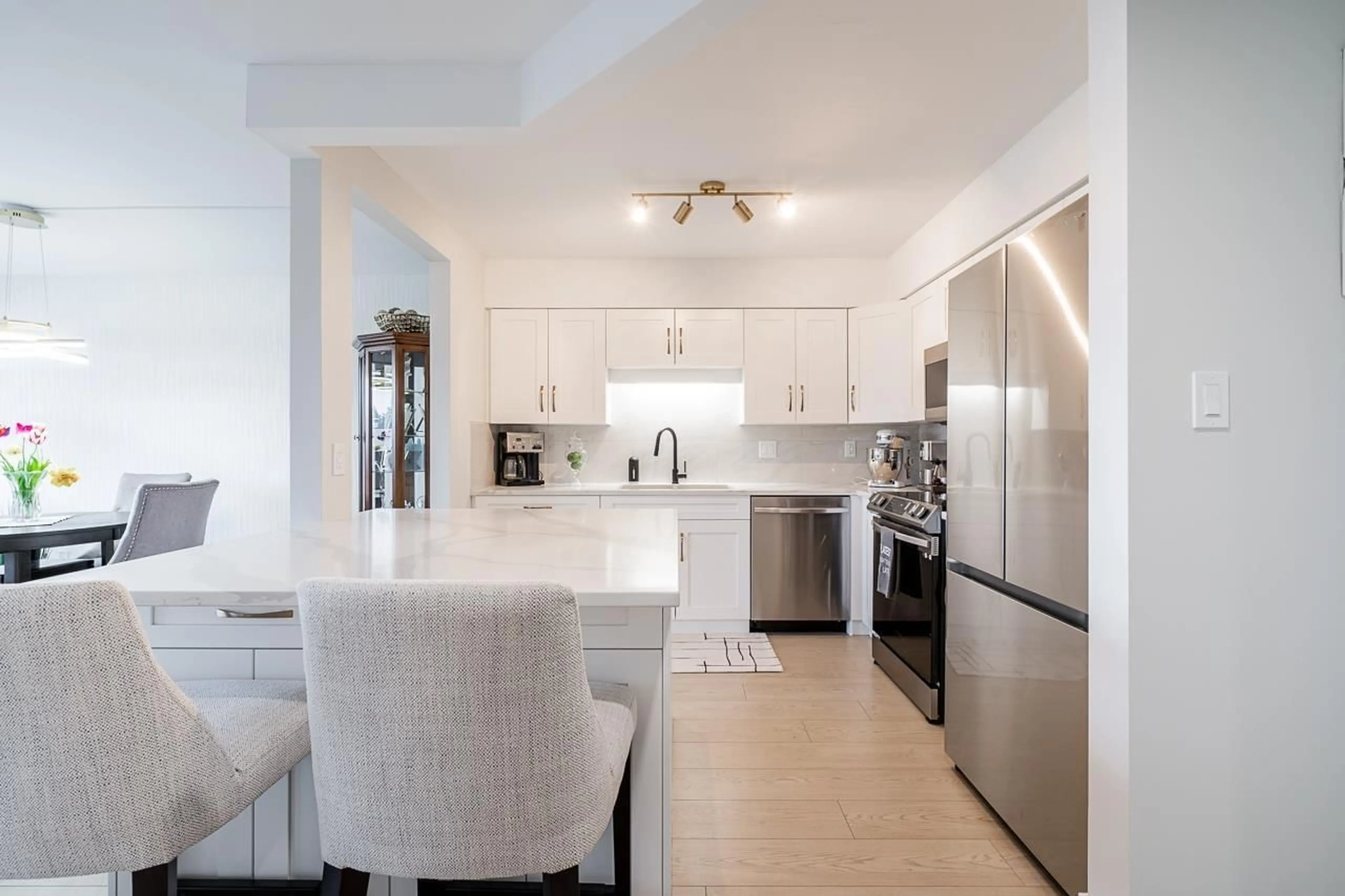 Open concept kitchen, ceramic/tile floor for 301 - 31955 OLD YALE, Abbotsford British Columbia V2T4N1