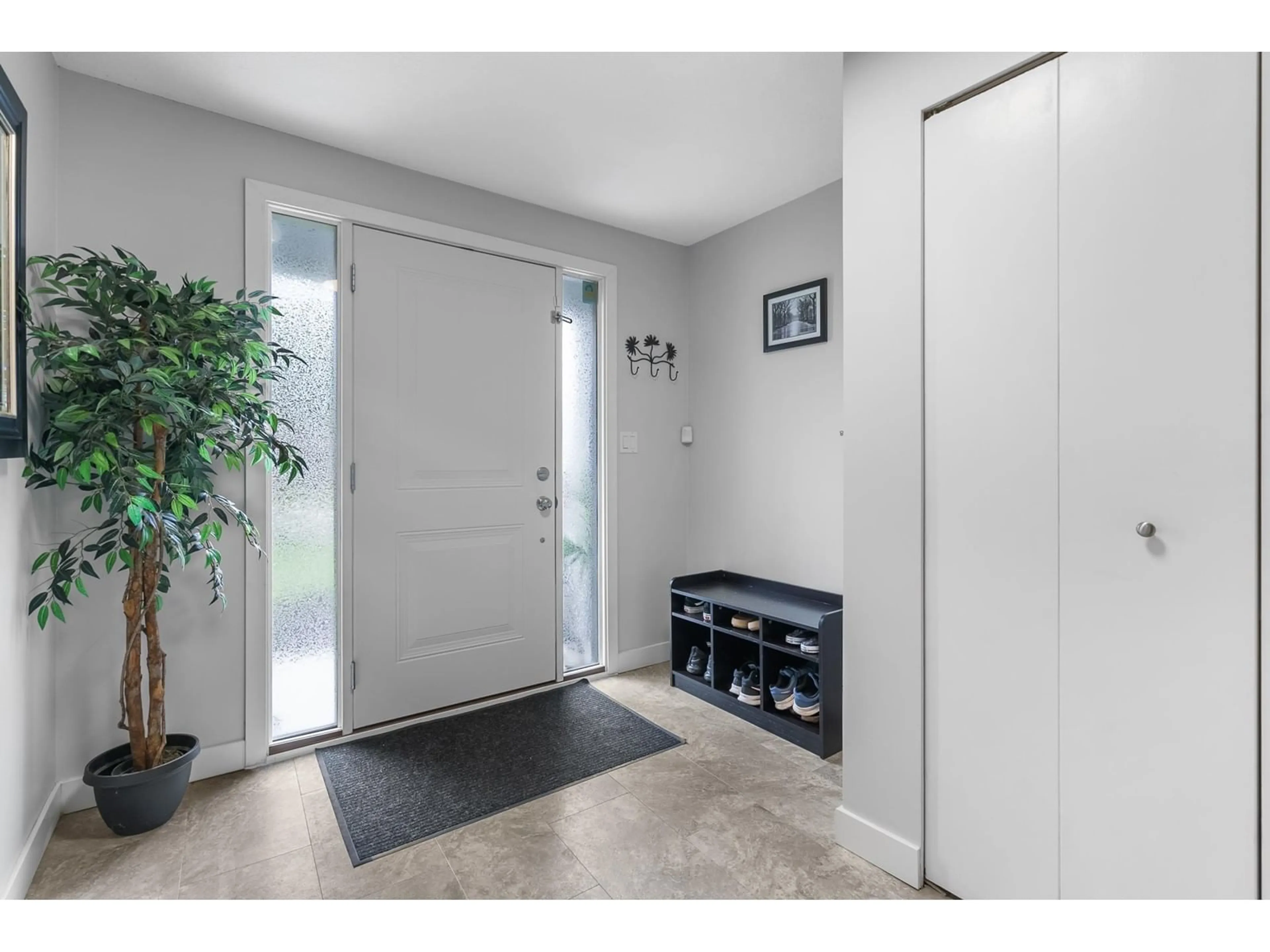 Indoor entryway for 2640 MARBLE HILL, Abbotsford British Columbia V3G1C3