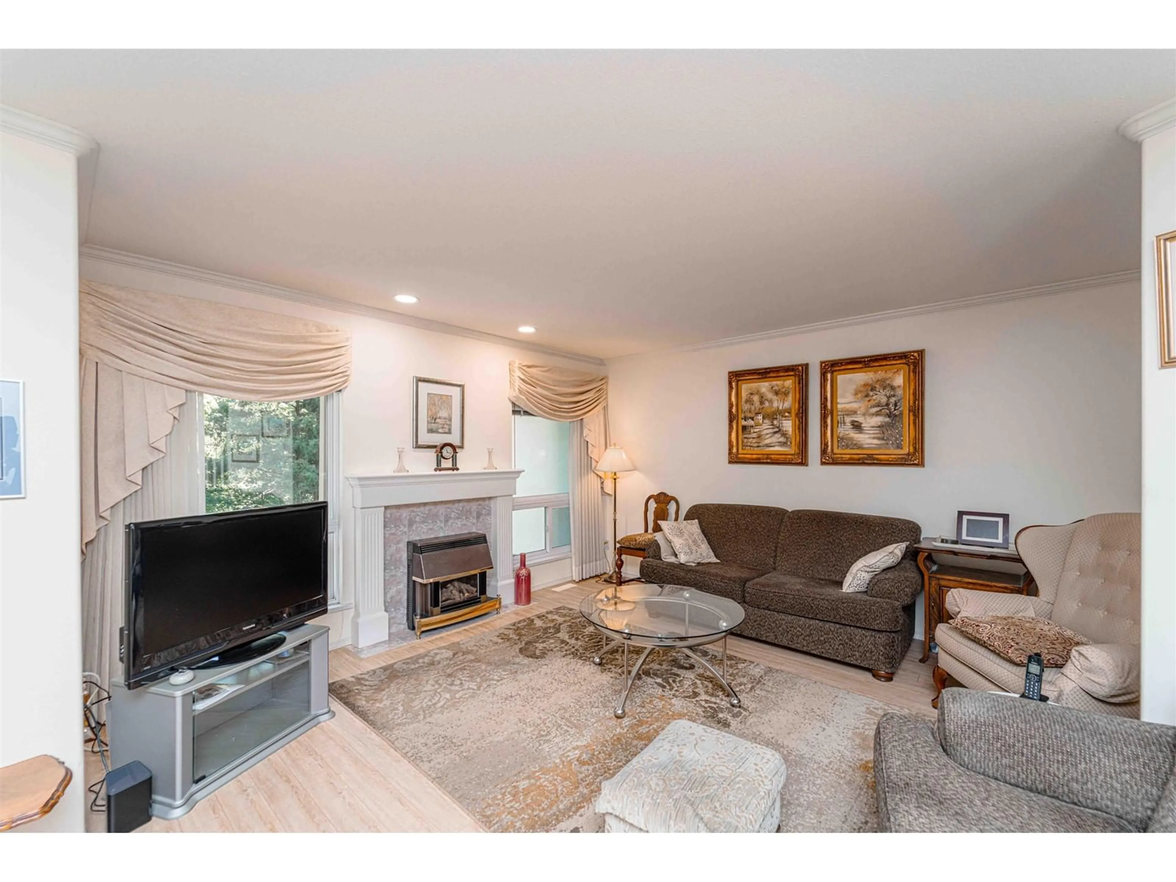Living room with furniture, wood/laminate floor for 2 - 33179 GEORGE FERGUSON, Abbotsford British Columbia V2S2L6