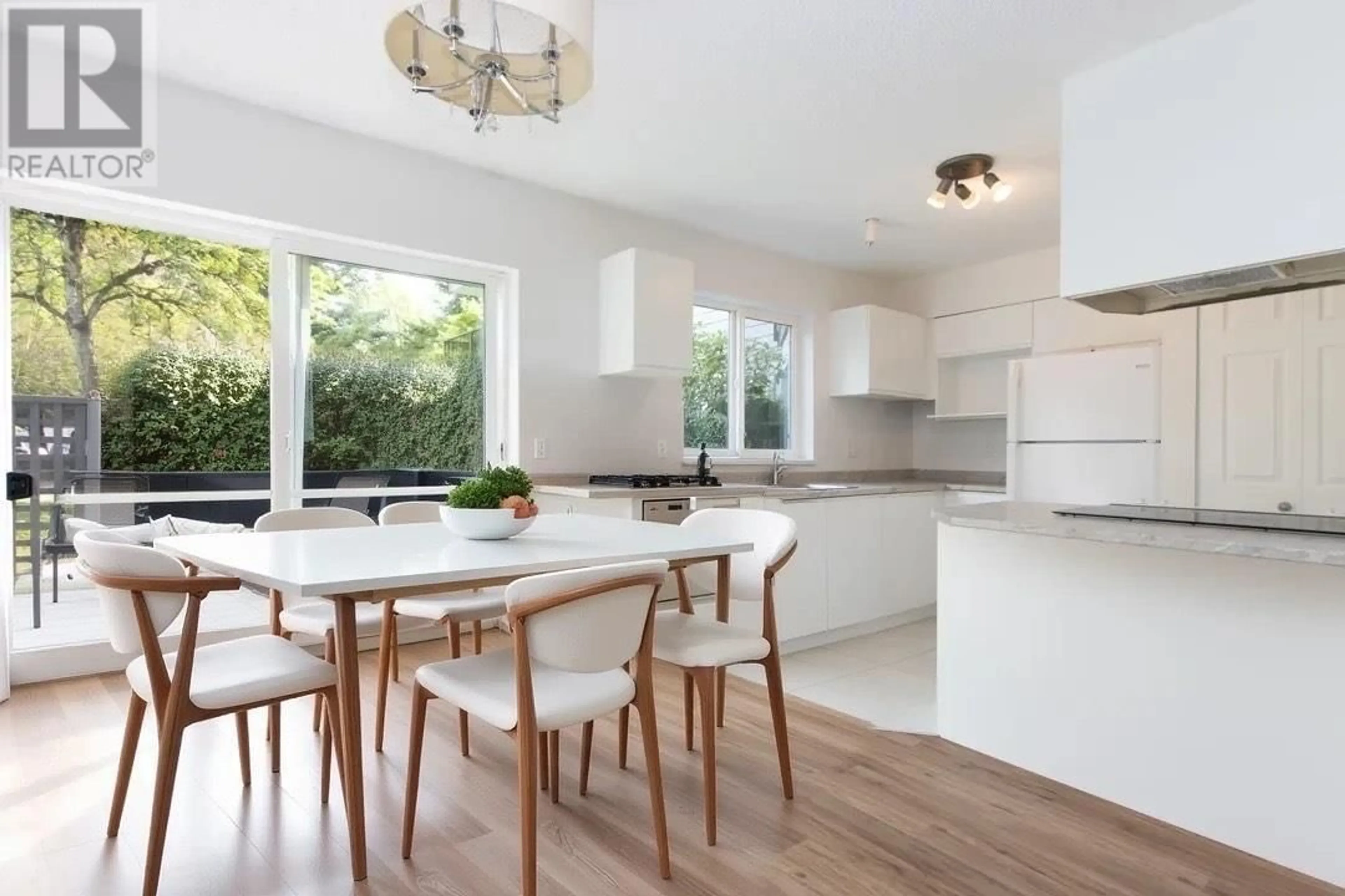 Contemporary kitchen, unknown for 108 - 40100 WILLOW CRESCENT, Squamish British Columbia V0N1T0