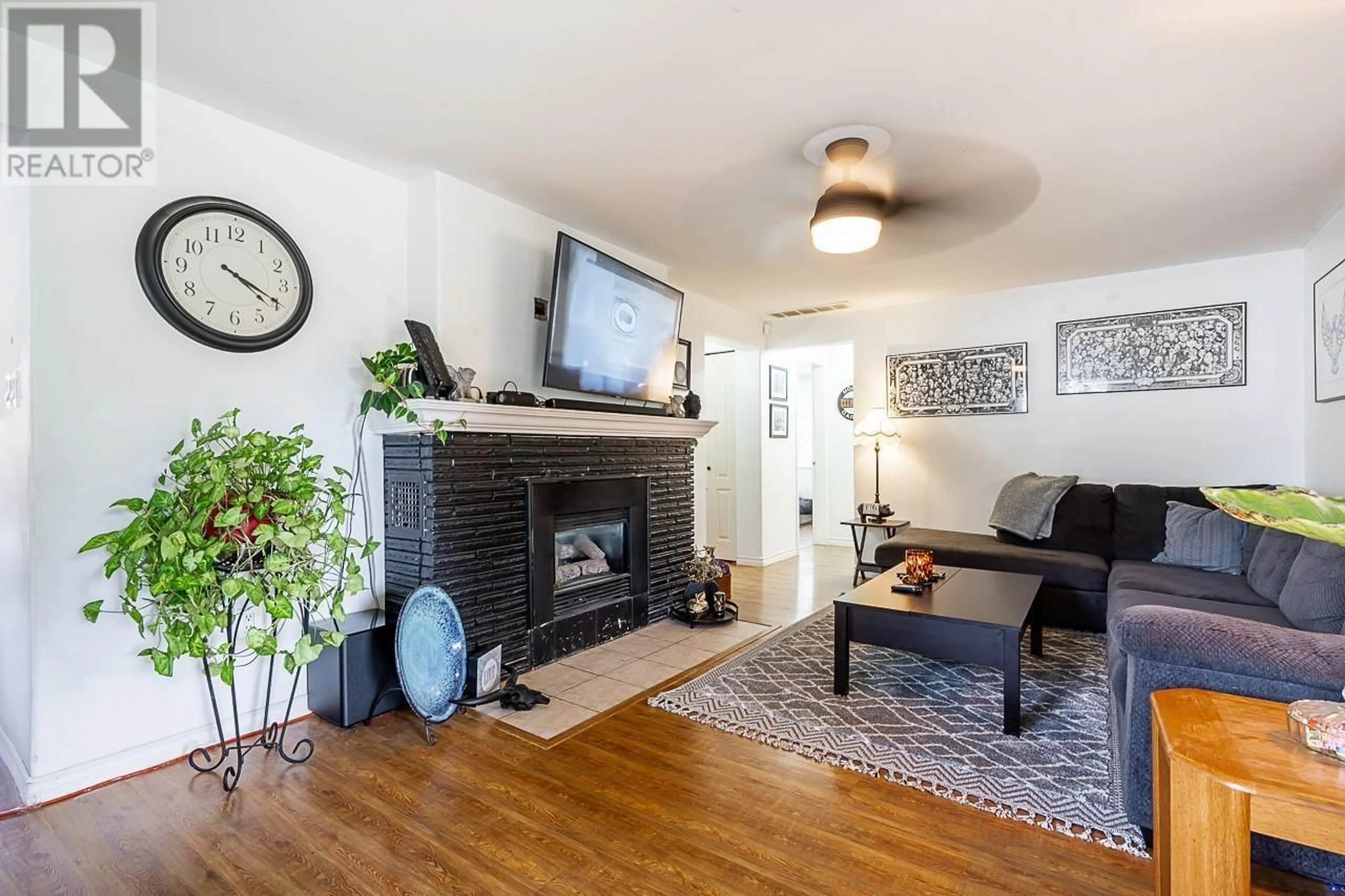Living room with furniture, wood/laminate floor for 11394 240 STREET, Maple Ridge British Columbia V2W0B4