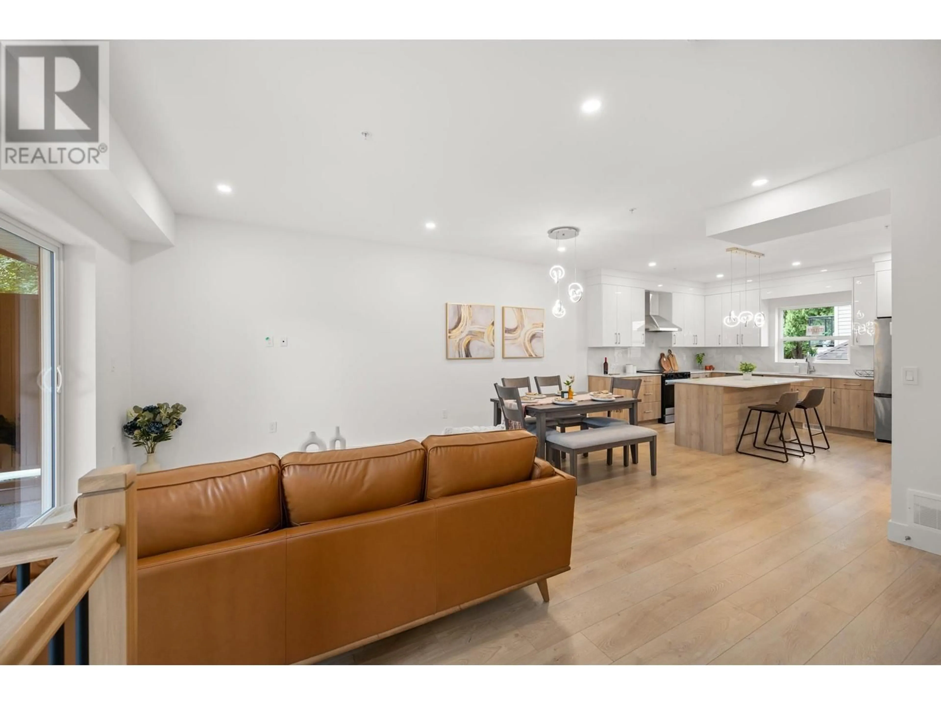 Living room with furniture, wood/laminate floor for 4 - 2258 KELLY AVENUE, Port Coquitlam British Columbia V3C1X9