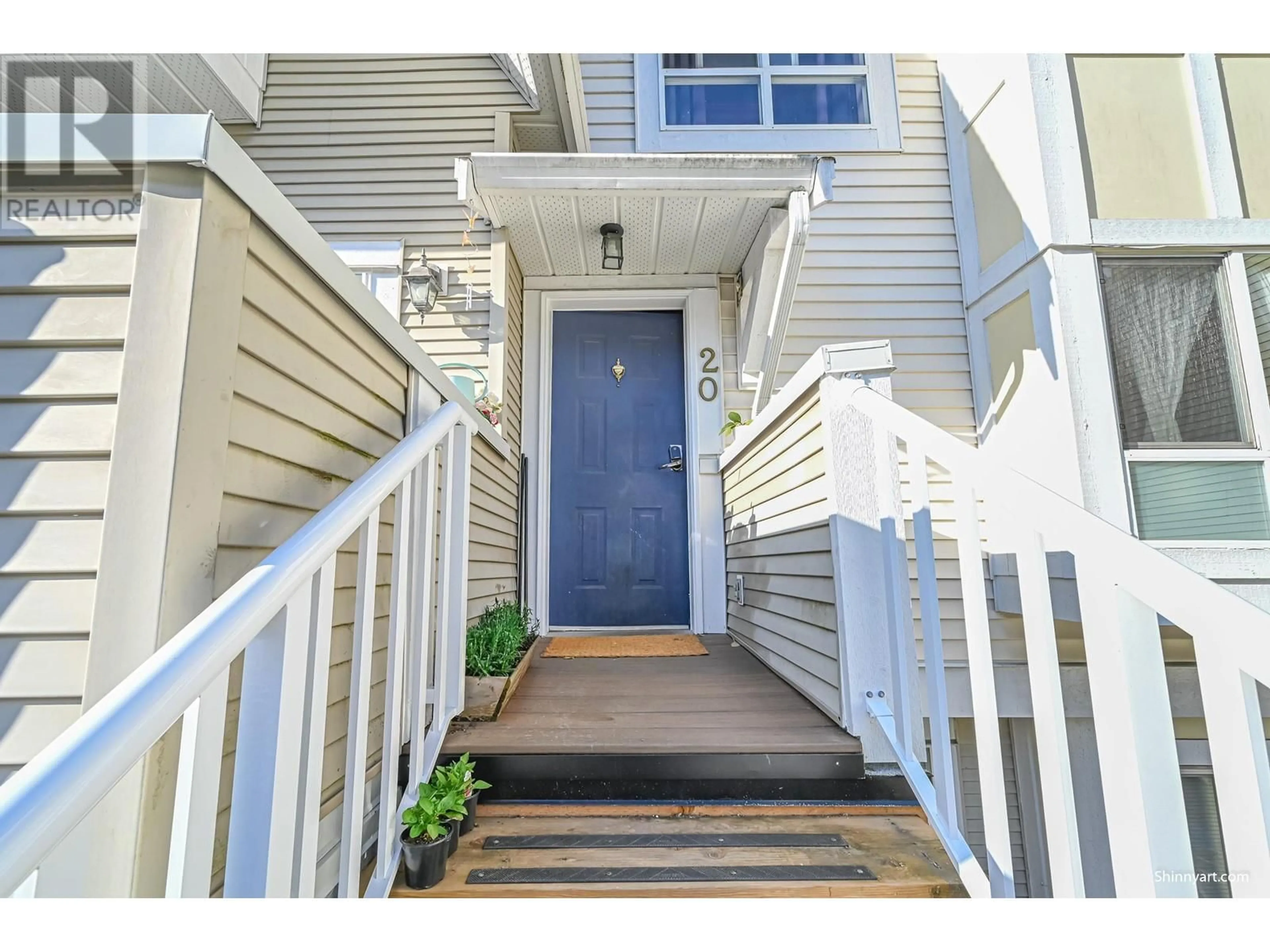 Indoor entryway for 20 - 6577 SOUTHOAKS CRESCENT, Burnaby British Columbia V5E4J9