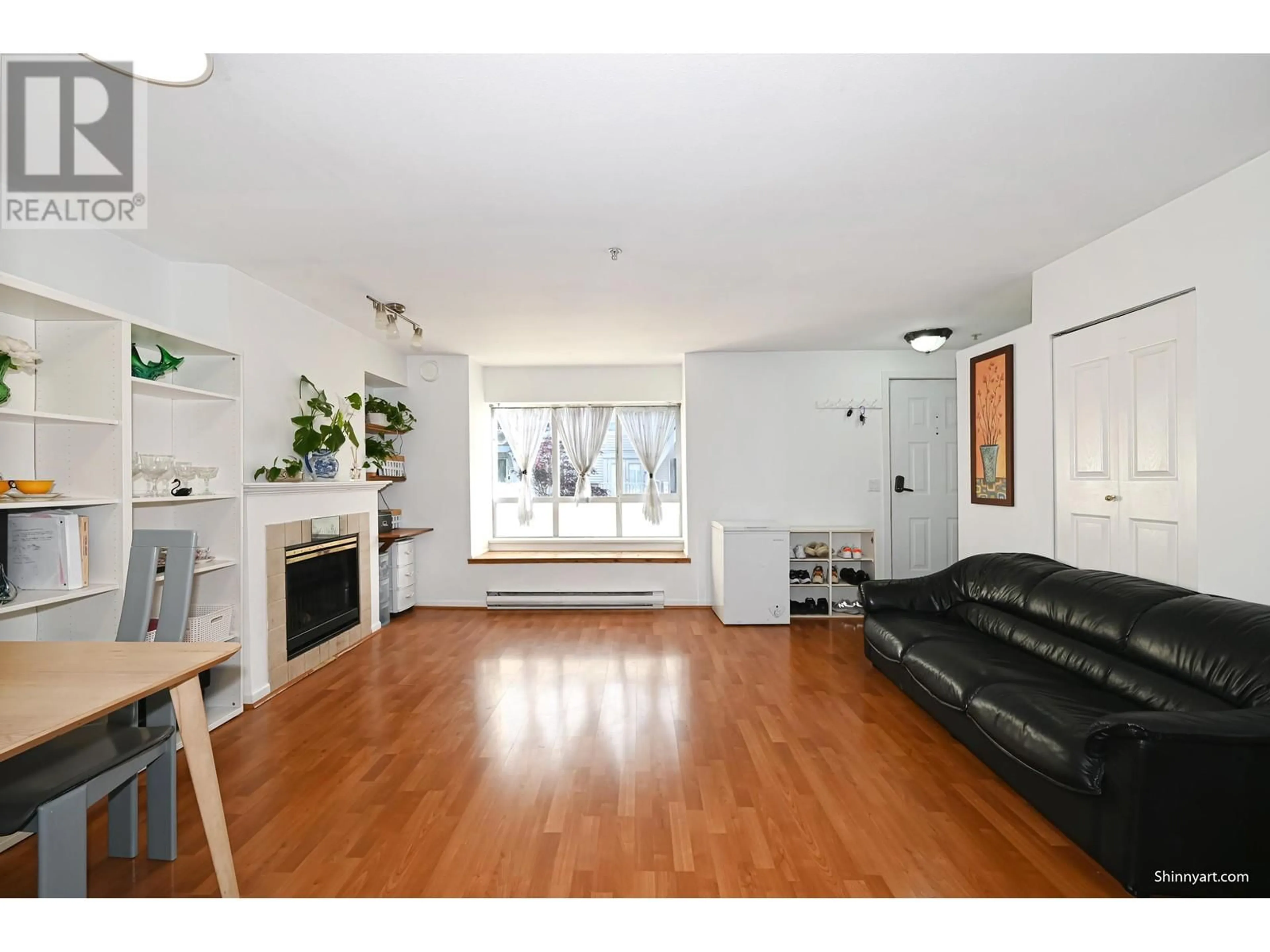 Living room with furniture, wood/laminate floor for 20 - 6577 SOUTHOAKS CRESCENT, Burnaby British Columbia V5E4J9