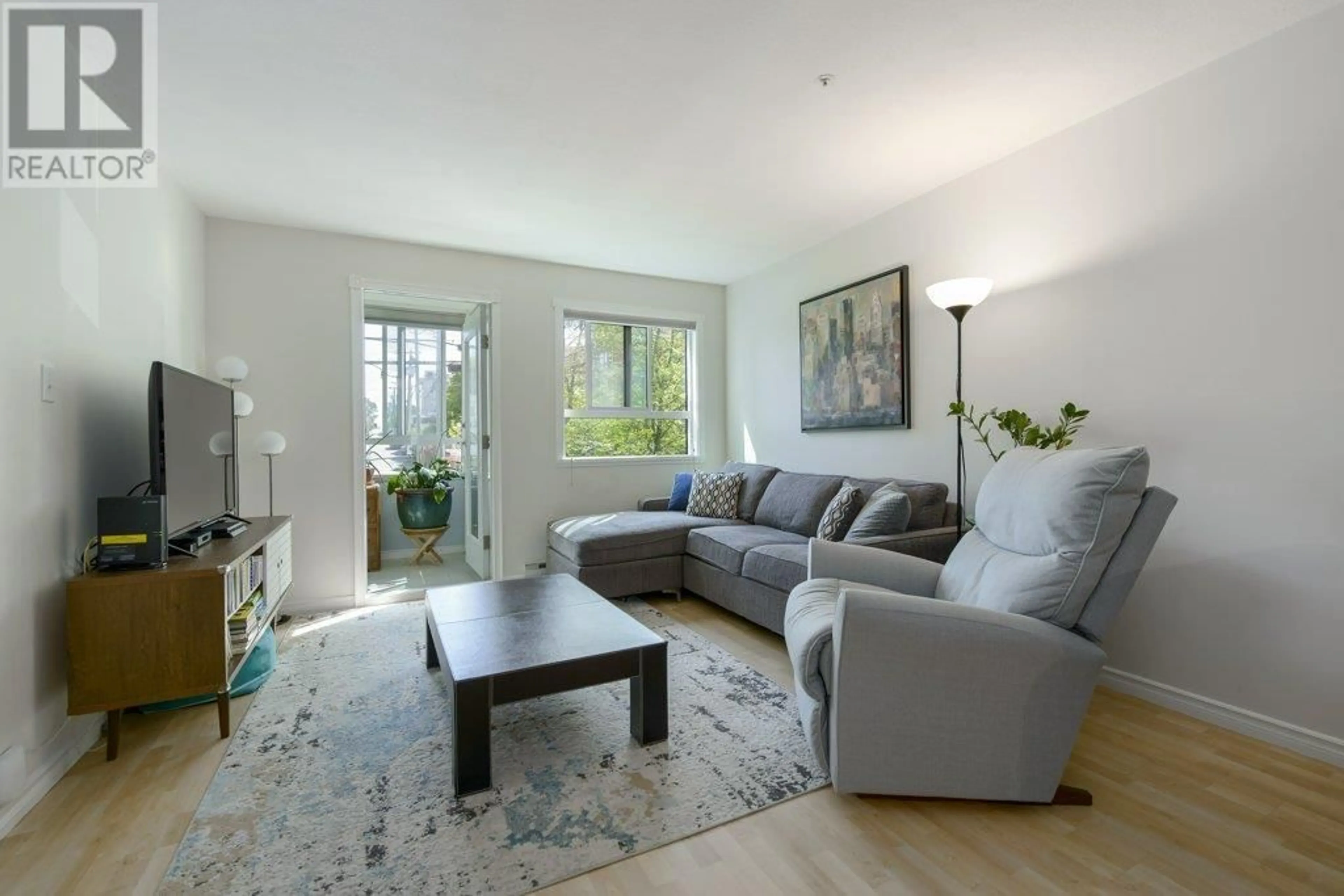 Living room with furniture, unknown for 203 - 2405 KAMLOOPS STREET, Vancouver British Columbia V5M4V6