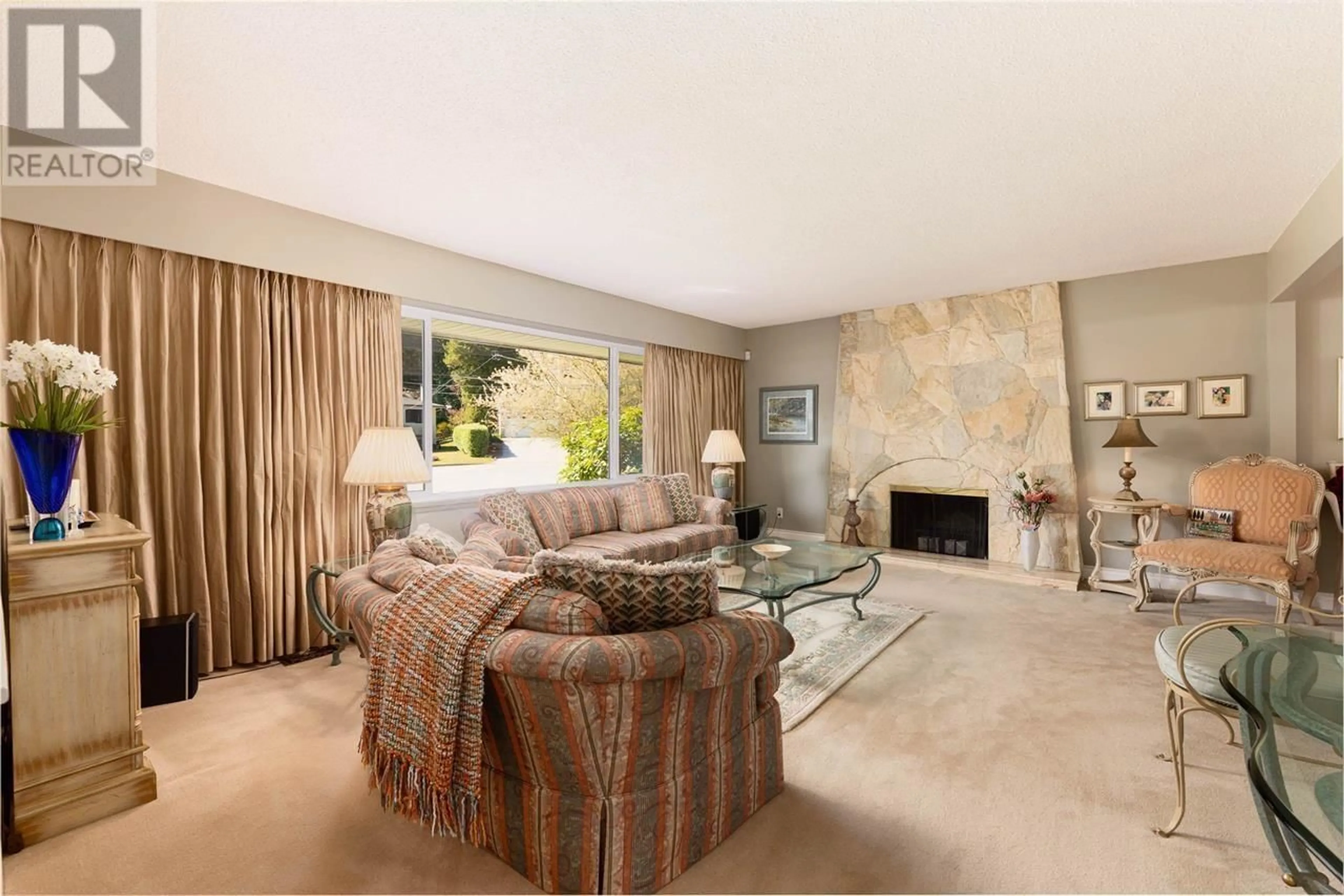 Living room with furniture, carpet floor for 2363 DARNELL COURT, Coquitlam British Columbia V3J6X6