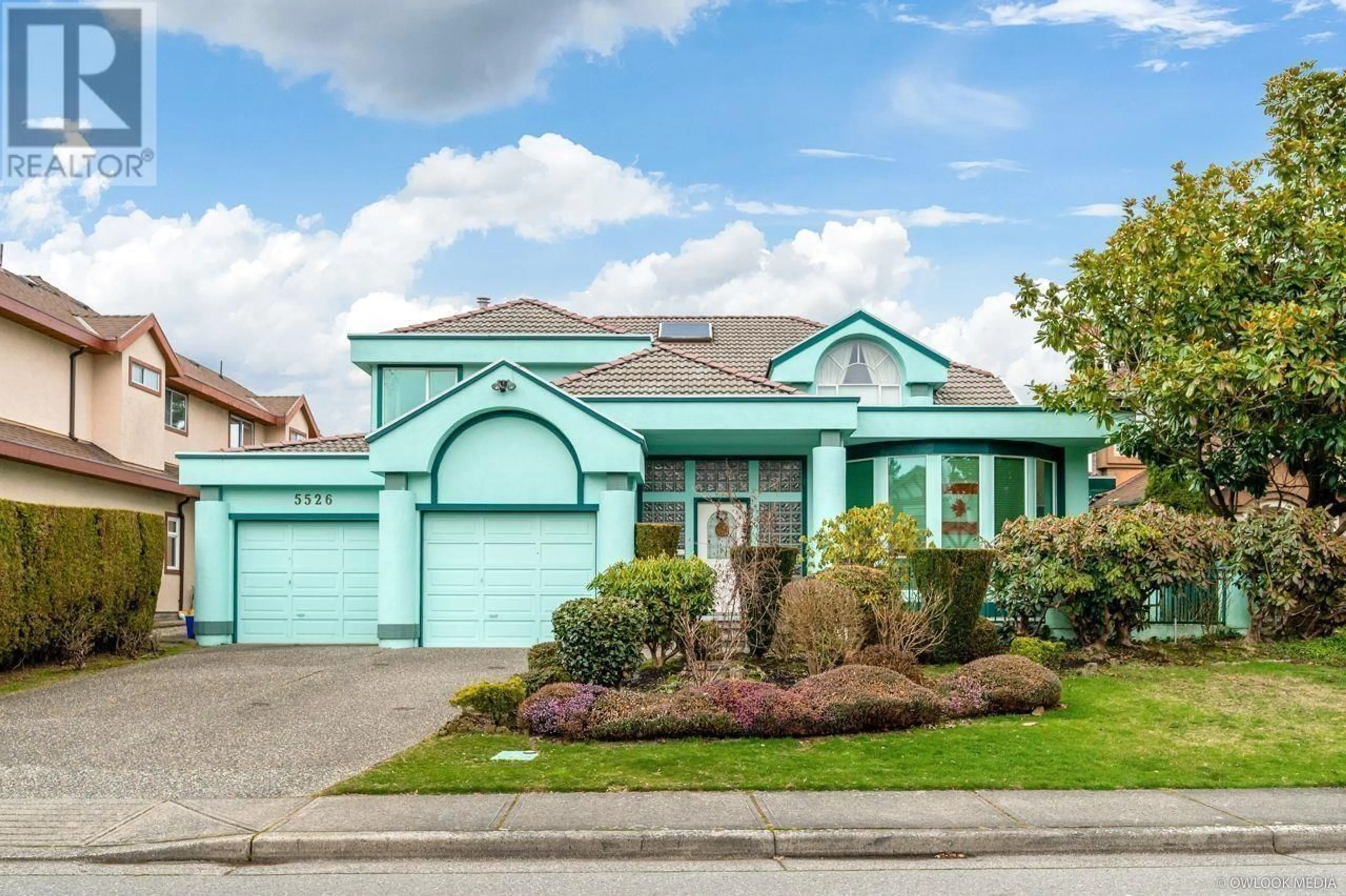 Home with vinyl exterior material, street for 5526 CORNWALL DRIVE, Richmond British Columbia V7C5M8