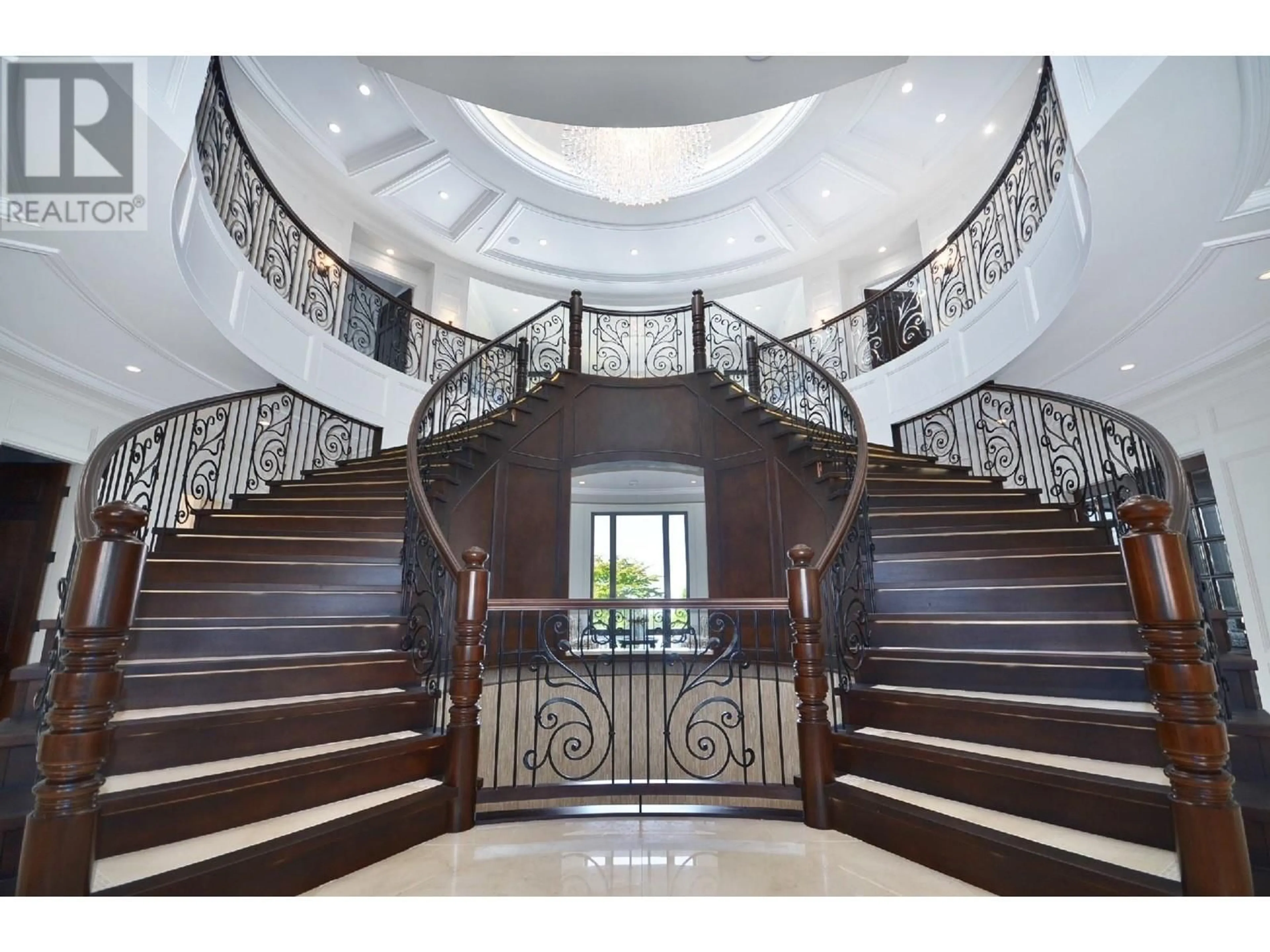 Indoor foyer for 1838 MARINE DRIVE, Vancouver British Columbia V6P6B2