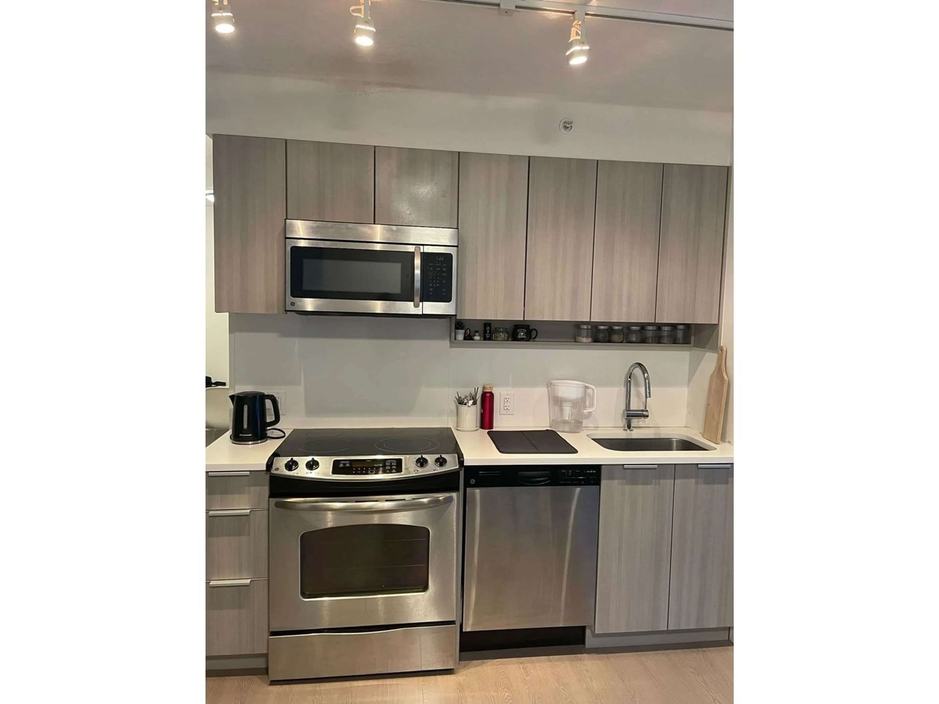 Standard kitchen, unknown for 803 - 13308 CENTRAL, Surrey British Columbia V3T0M4