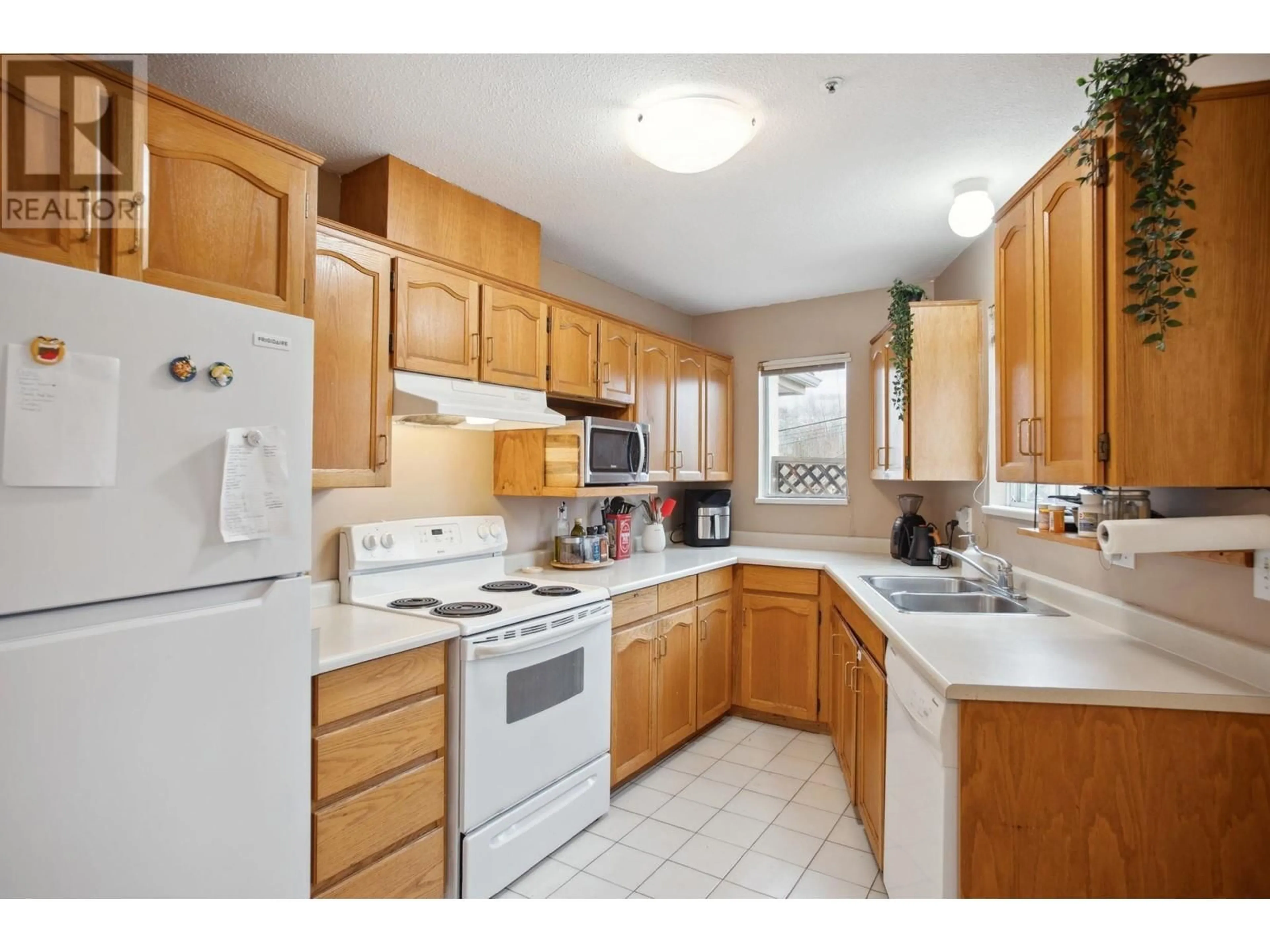 Standard kitchen, unknown for 3738 FRASER STREET, Vancouver British Columbia V5V4E1