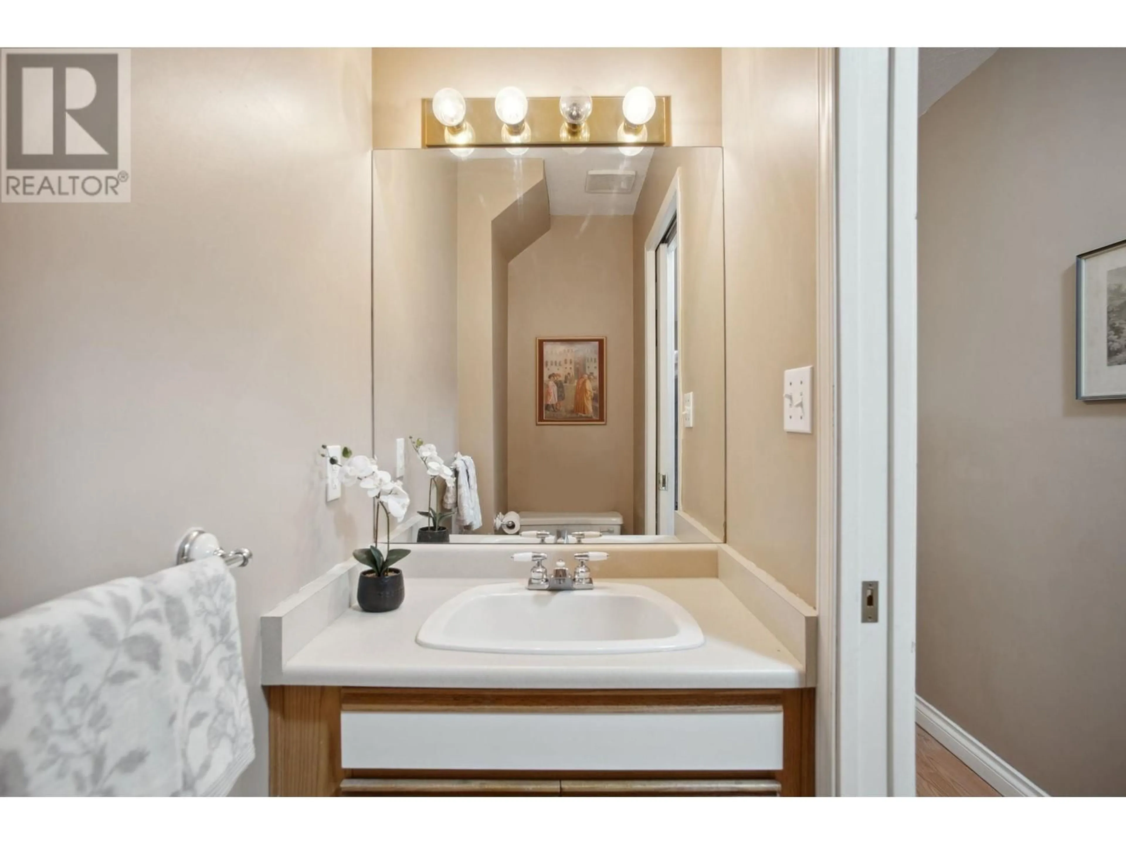 Standard bathroom, ceramic/tile floor for 3738 FRASER STREET, Vancouver British Columbia V5V4E1