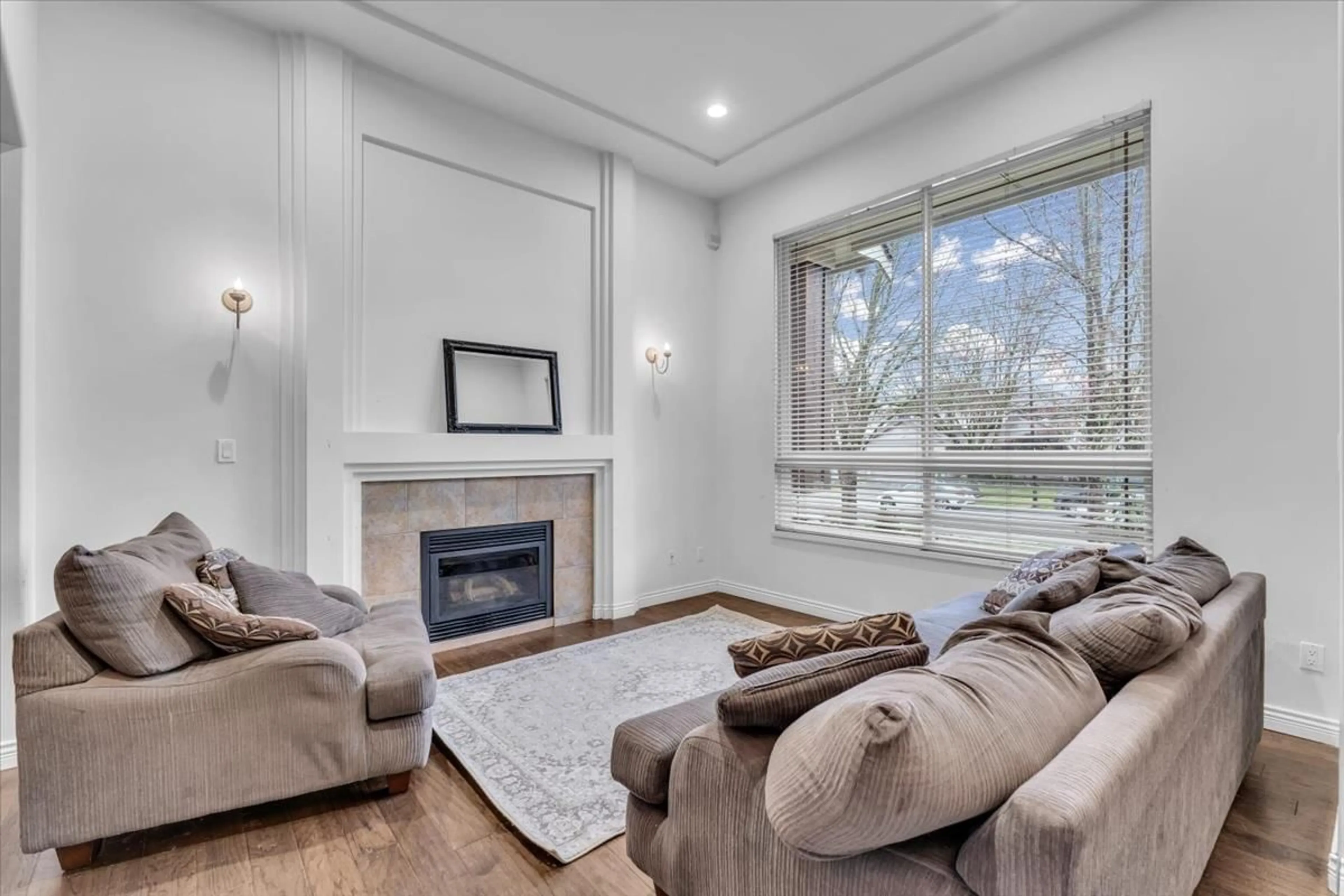 Living room with furniture, unknown for 16955 84, Surrey British Columbia V4N4V3