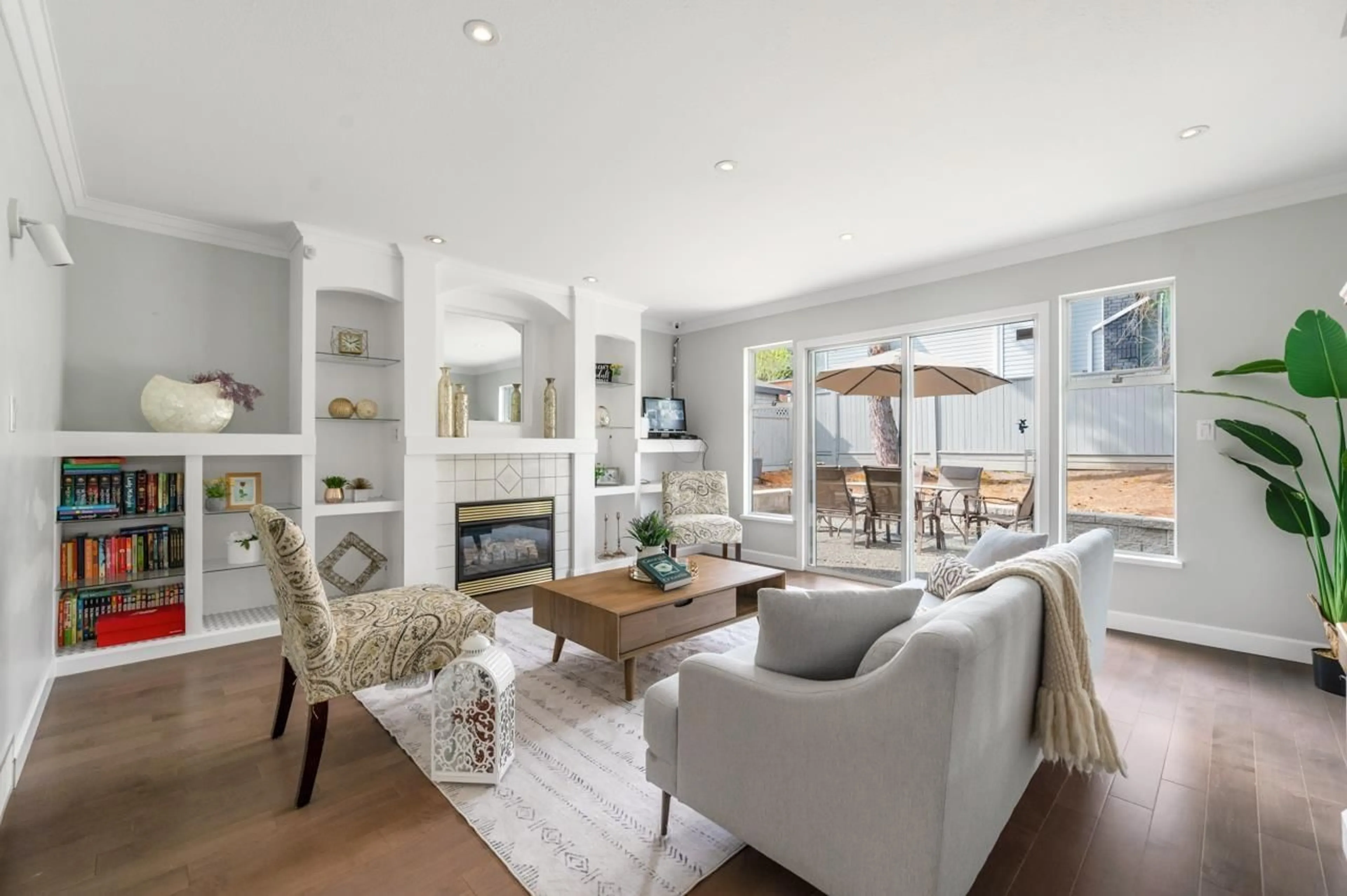 Living room with furniture, unknown for 16089 79, Surrey British Columbia V3S8E4