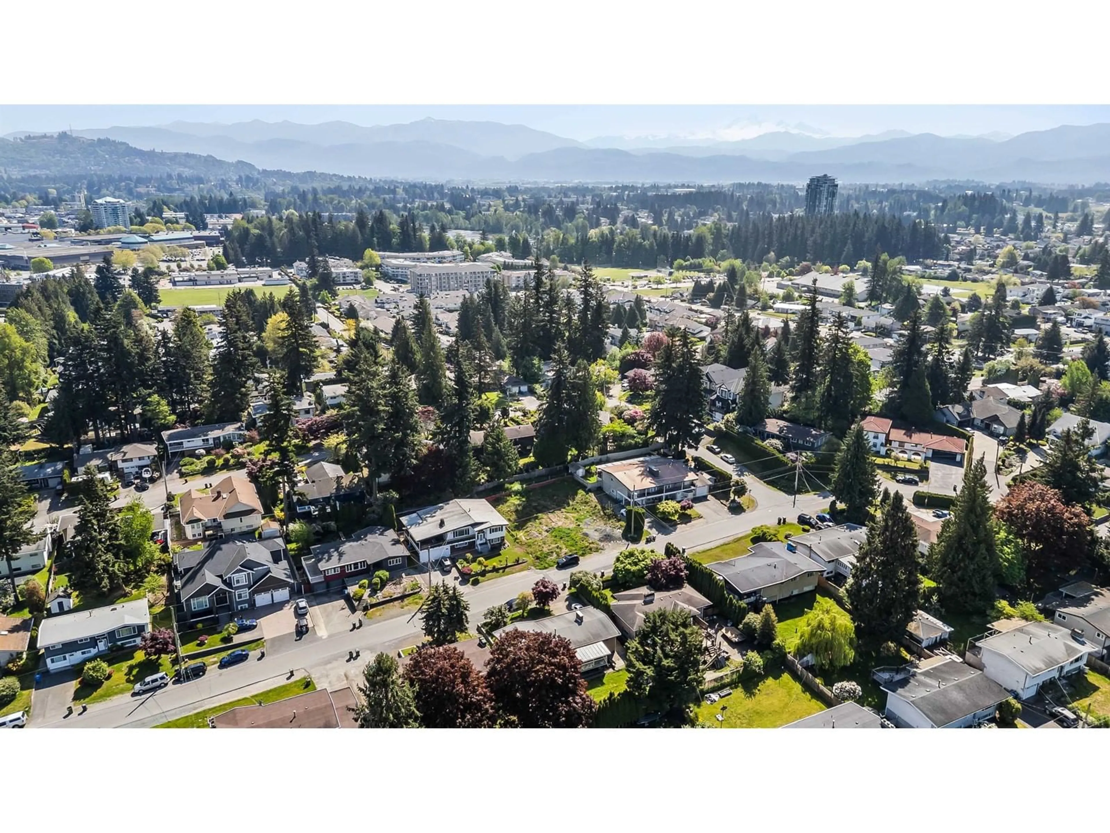 A pic from outside/outdoor area/front of a property/back of a property/a pic from drone, mountain view for 2519 MAGNOLIA, Abbotsford British Columbia V2T3N1