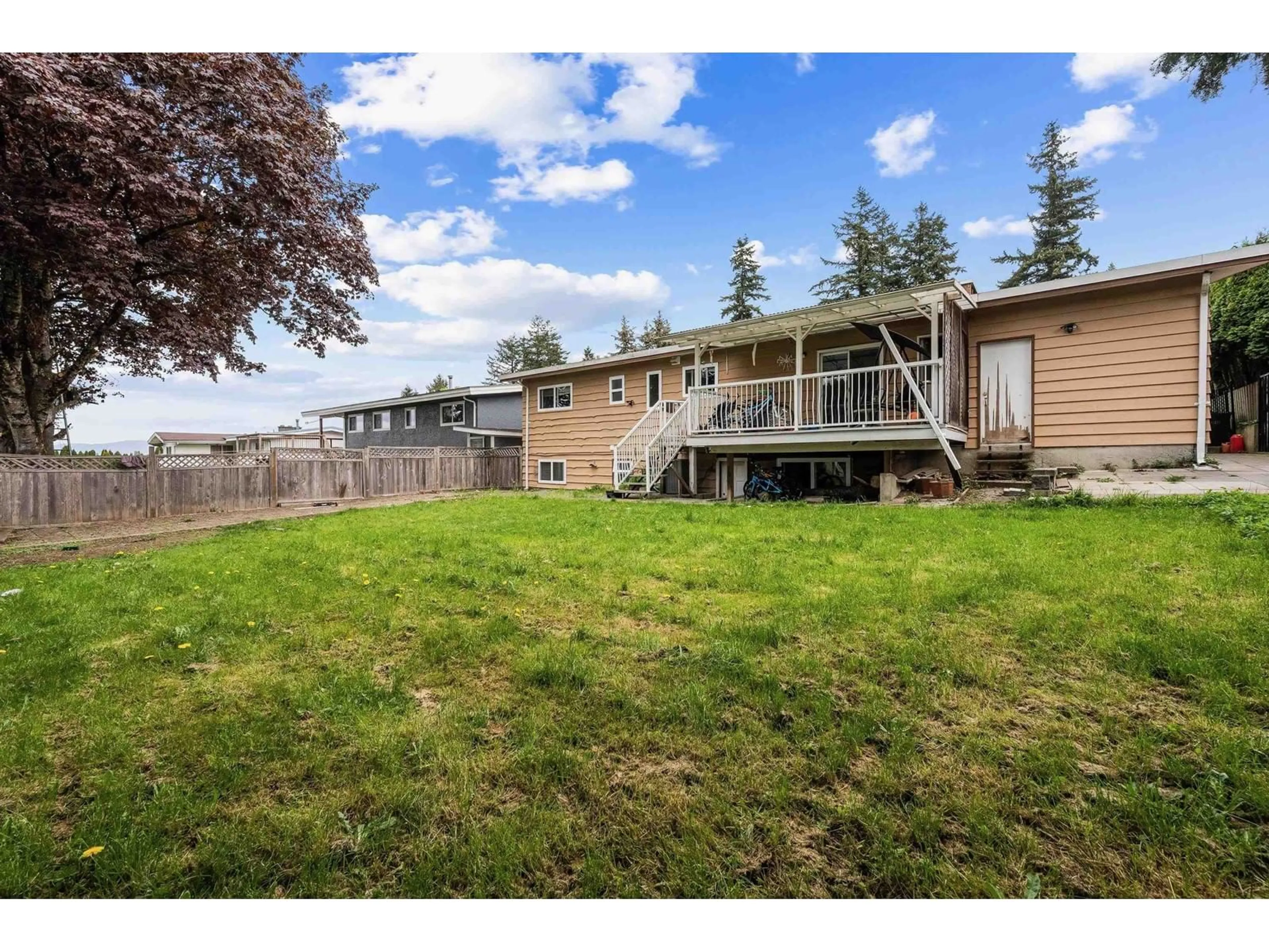 A pic from outside/outdoor area/front of a property/back of a property/a pic from drone, mountain view for 2519 MAGNOLIA, Abbotsford British Columbia V2T3N1