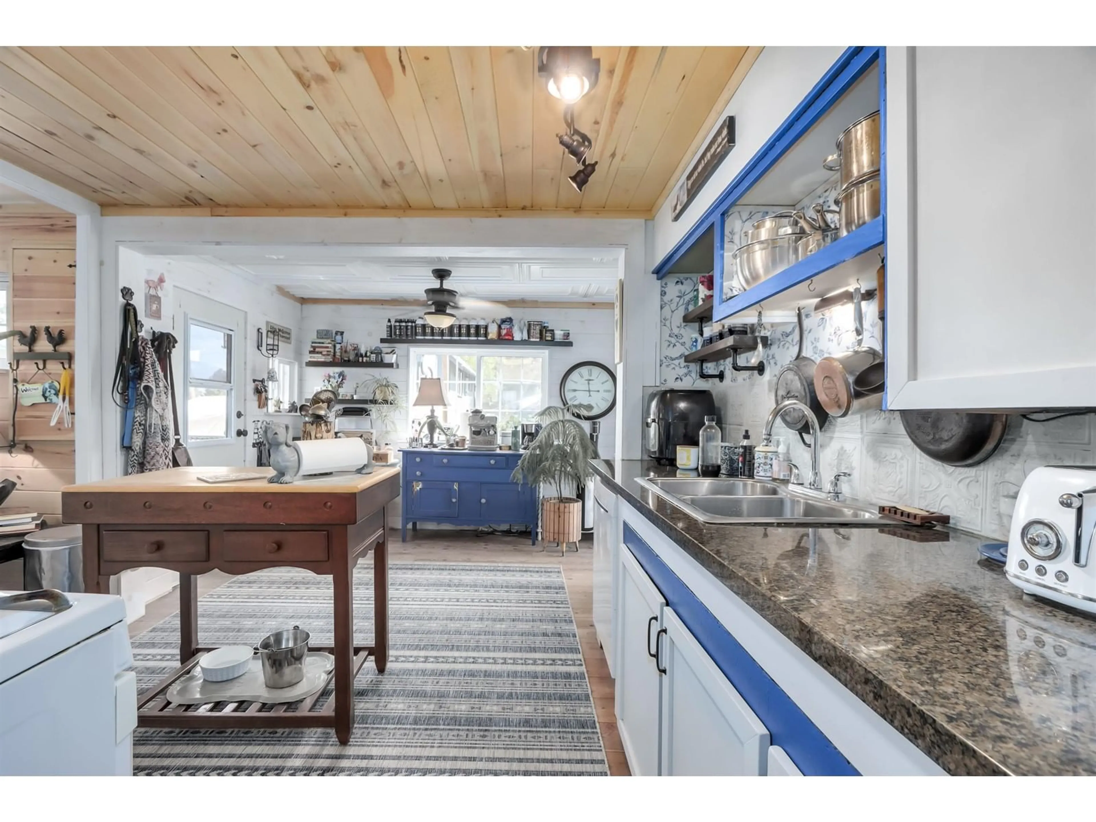 Open concept kitchen, ceramic/tile floor for 12774 114B, Surrey British Columbia V3V3P5