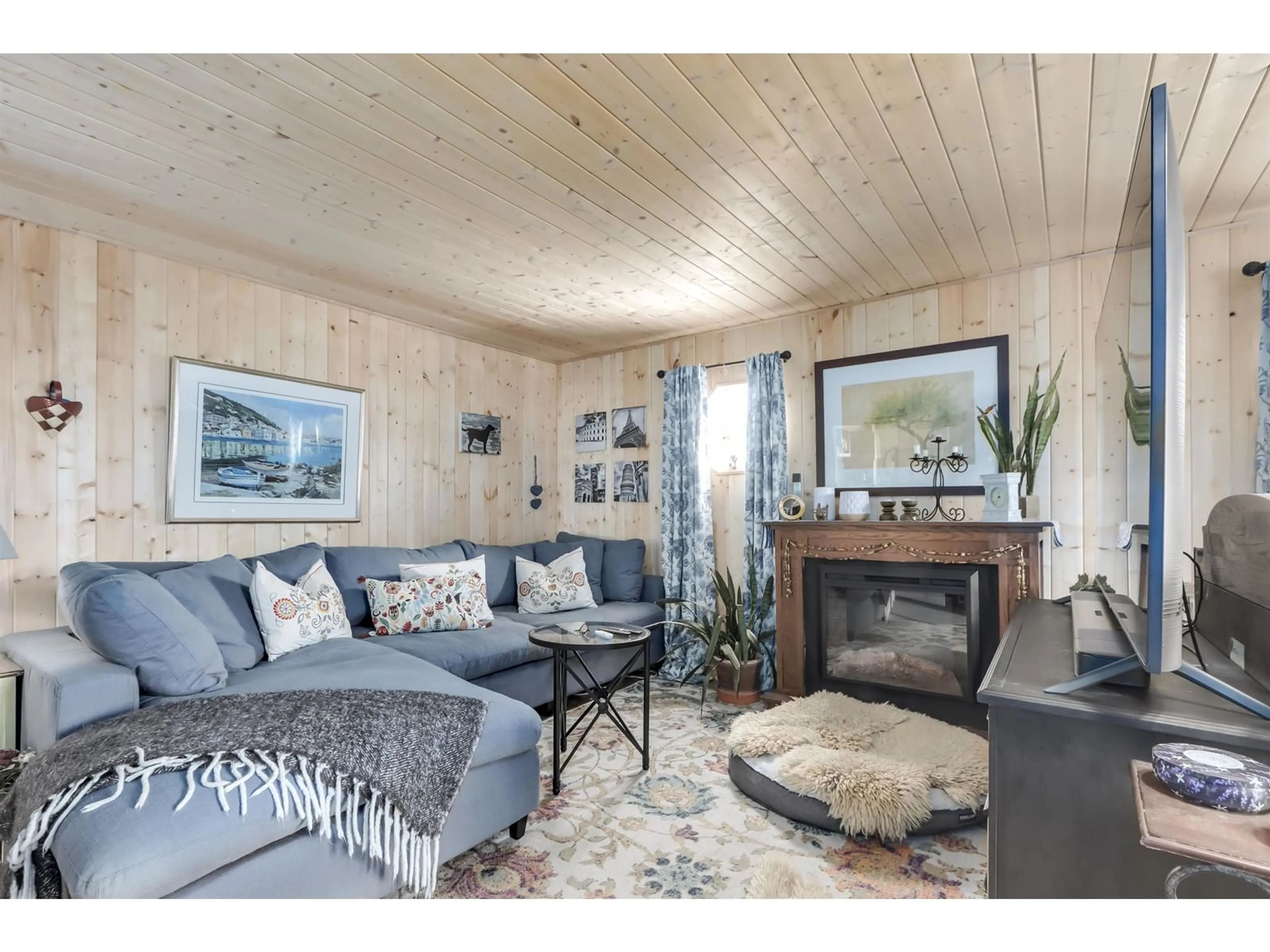 Living room with furniture, wood/laminate floor for 12774 114B, Surrey British Columbia V3V3P5