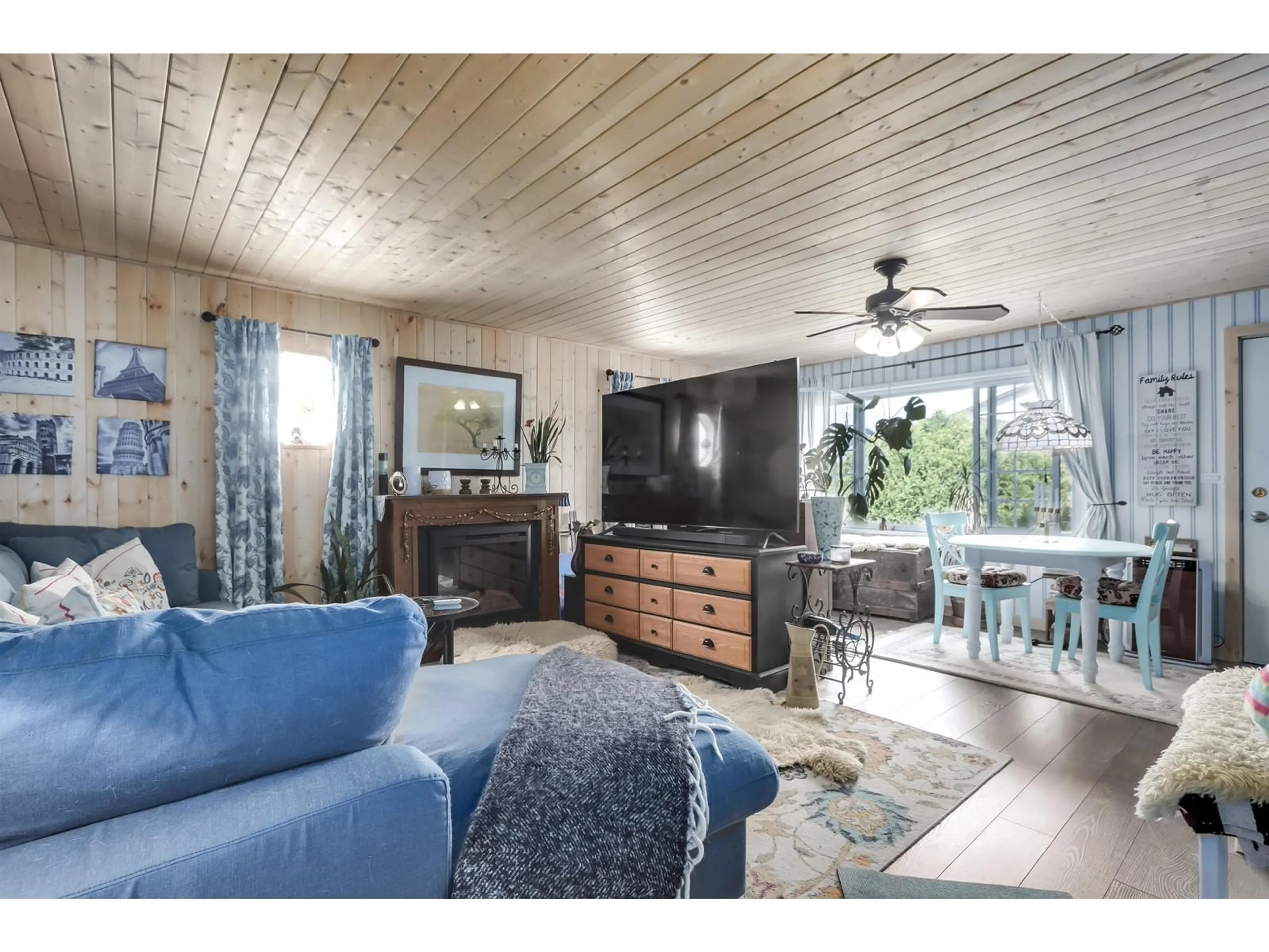 Living room with furniture, wood/laminate floor for 12774 114B, Surrey British Columbia V3V3P5