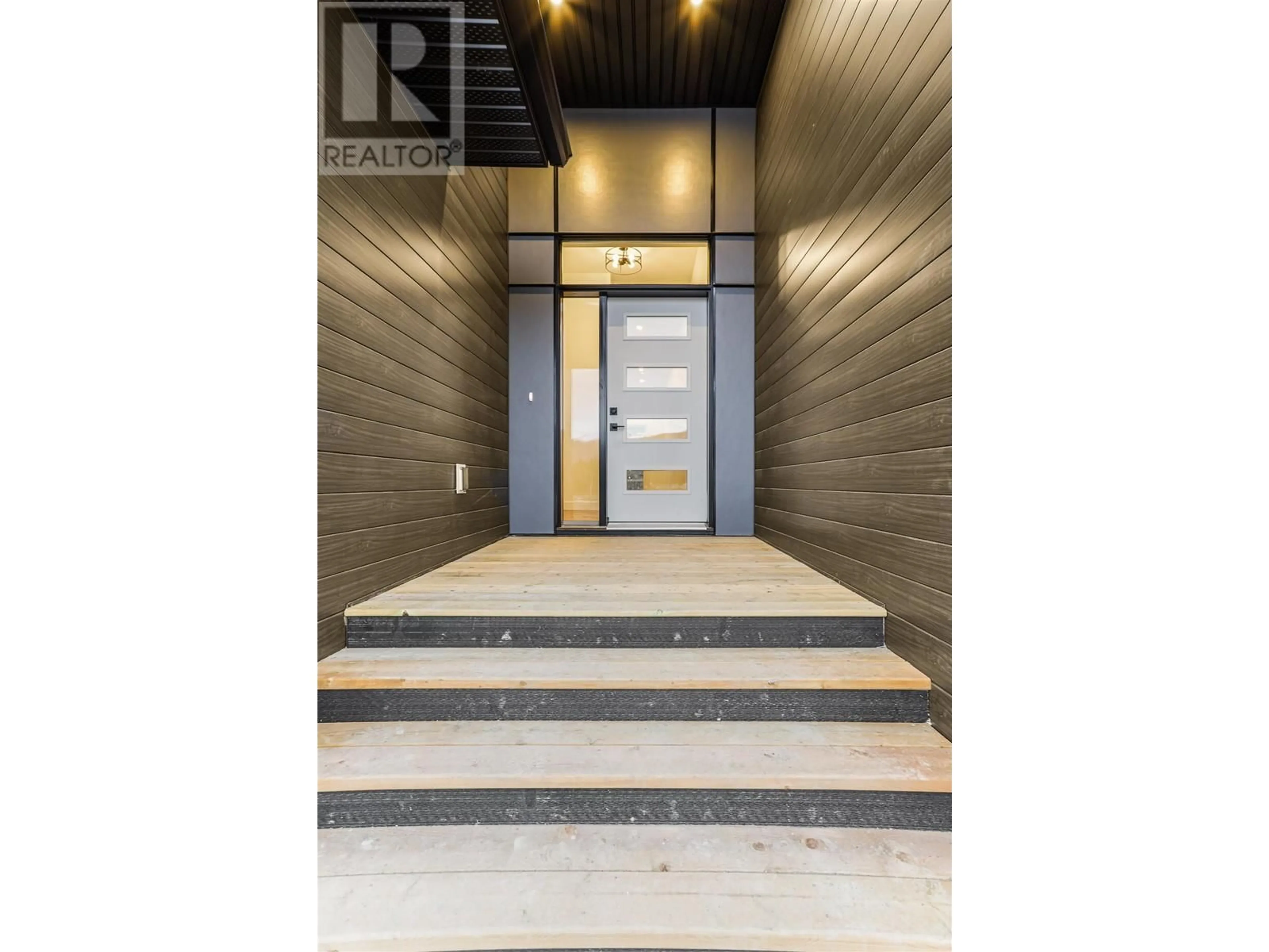 Indoor foyer for 161 WAKITA STREET, Kitimat British Columbia V8C2S2