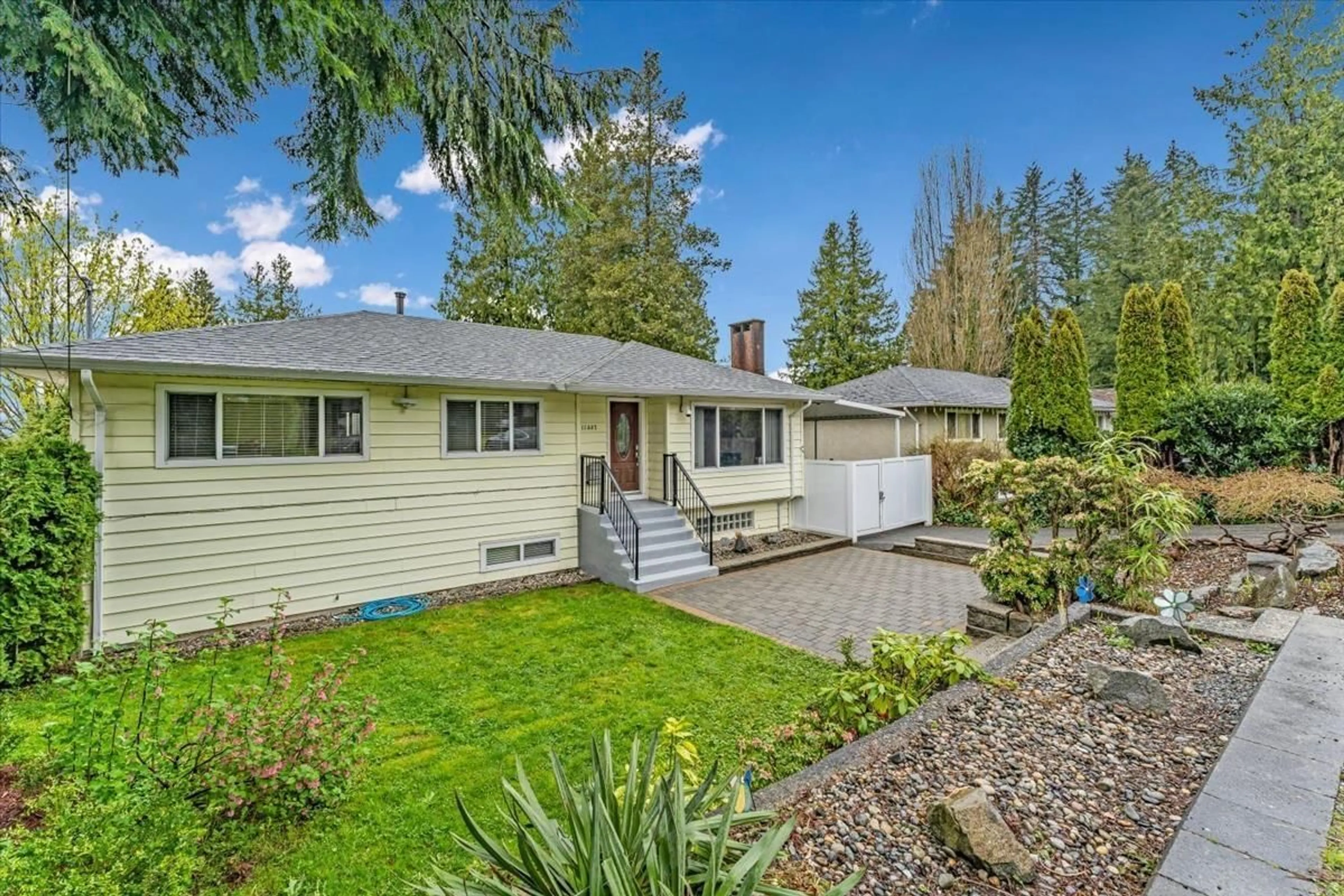 A pic from outside/outdoor area/front of a property/back of a property/a pic from drone, unknown for 11337 LANSDOWNE, Surrey British Columbia V3R4Z8