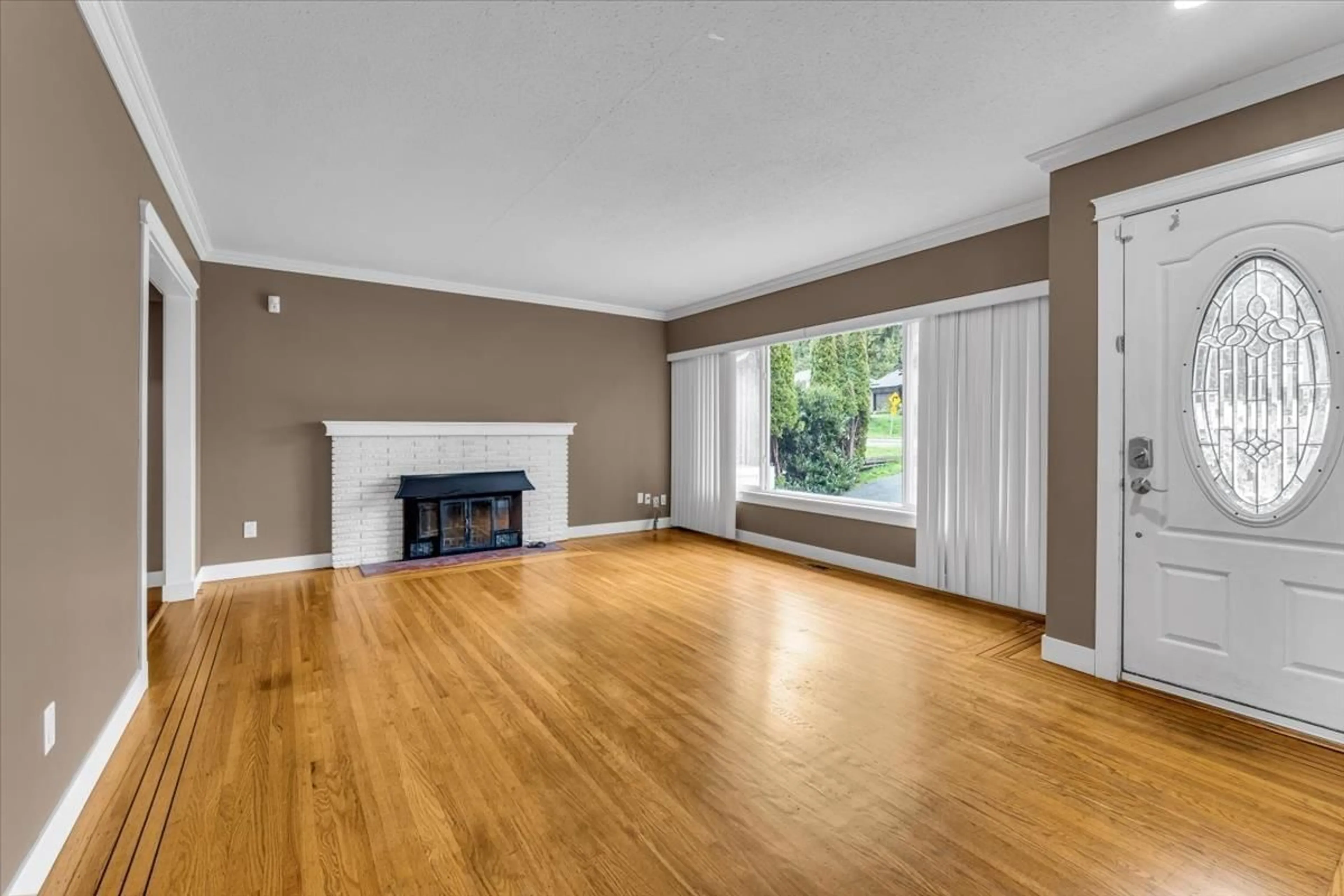 Living room with furniture, wood/laminate floor for 11337 LANSDOWNE, Surrey British Columbia V3R4Z8