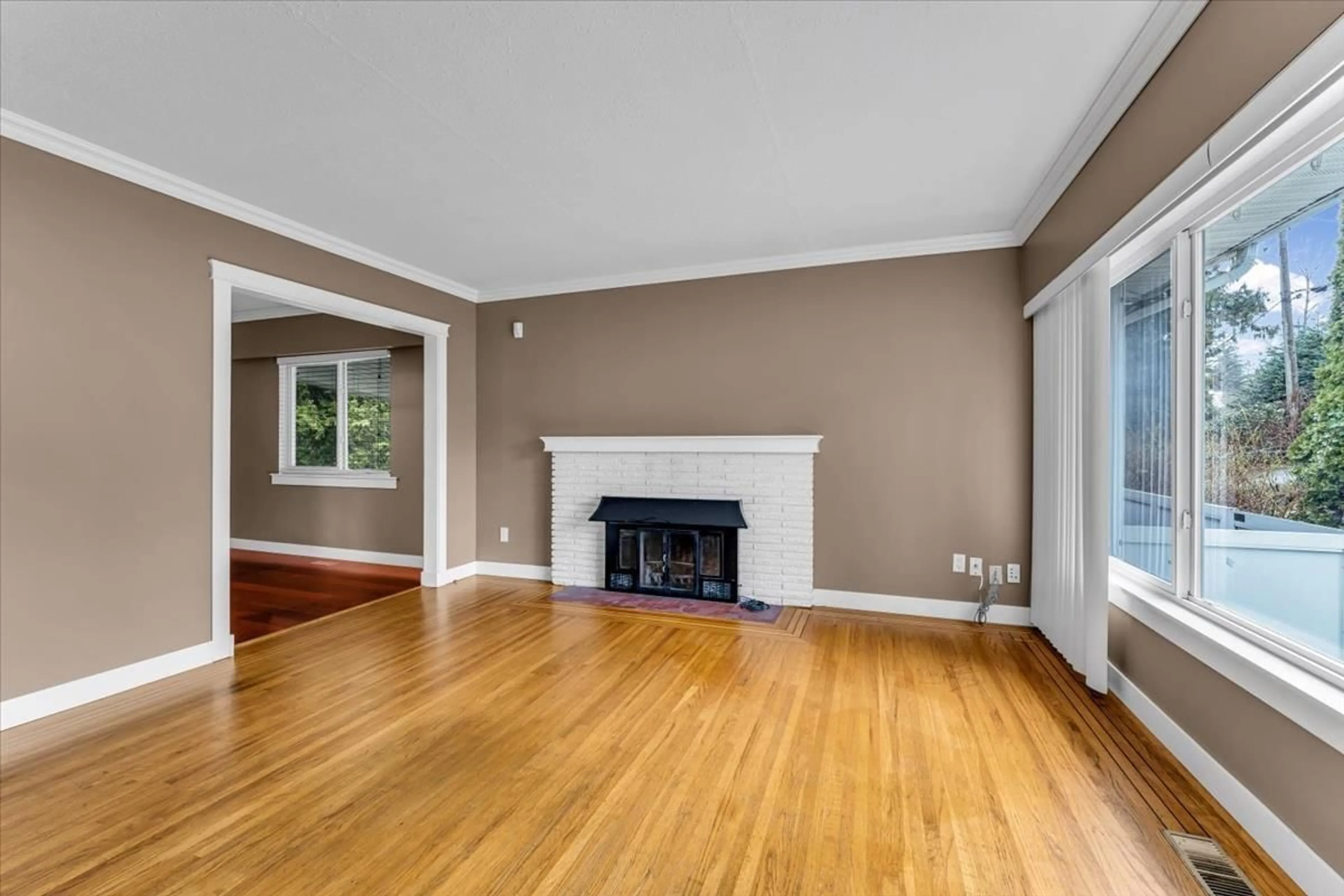 Living room with furniture, wood/laminate floor for 11337 LANSDOWNE, Surrey British Columbia V3R4Z8