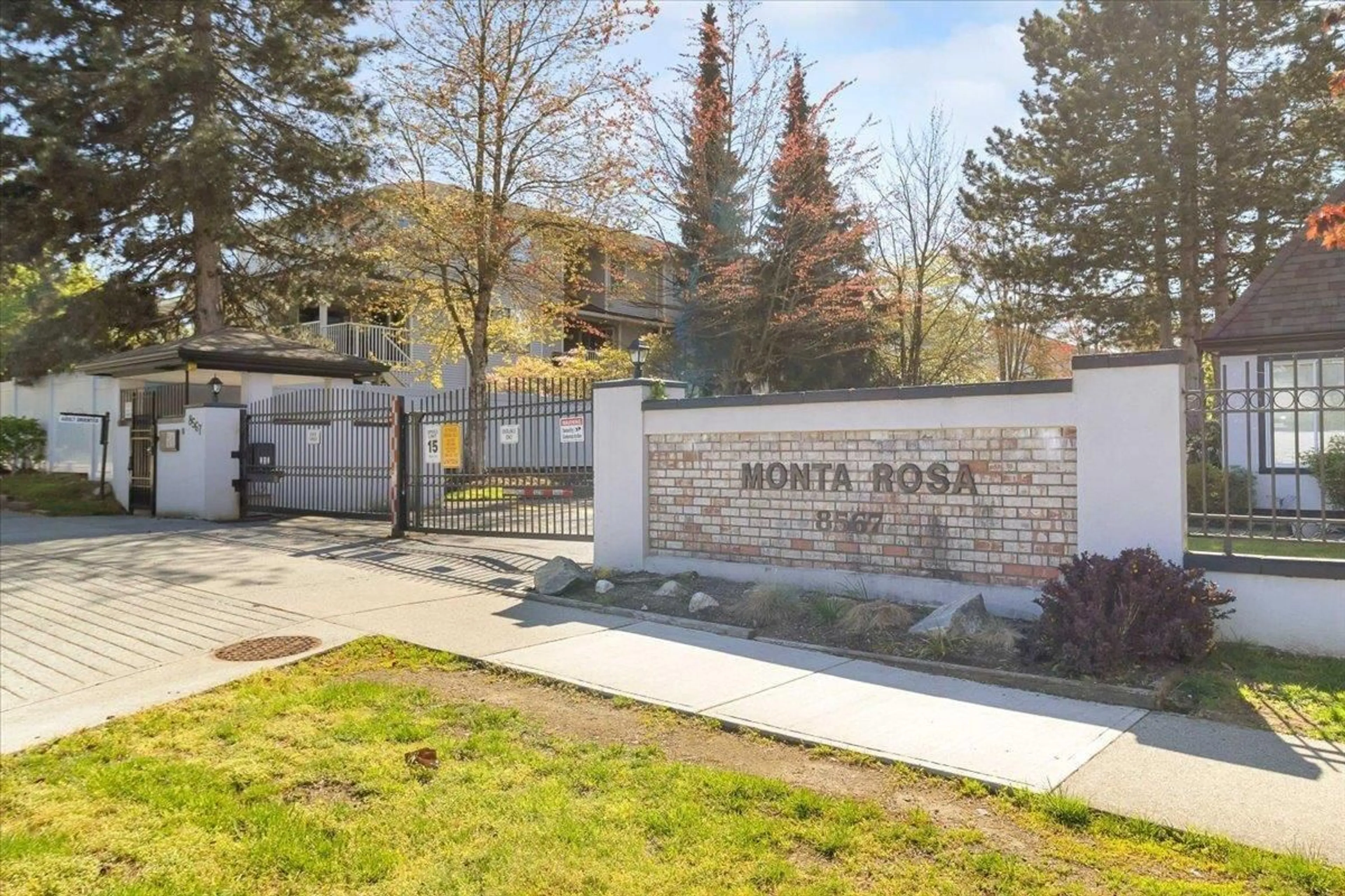 Indoor foyer for 2 - 8567 164, Surrey British Columbia V4N3K4