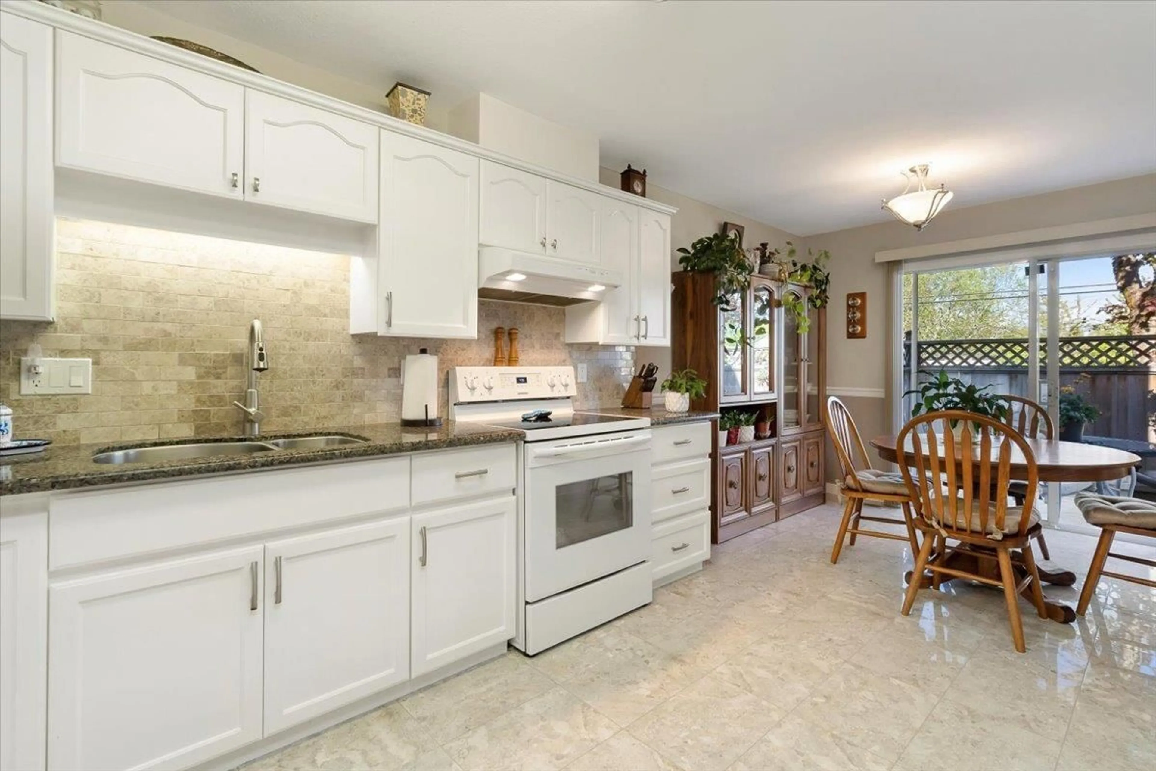 Open concept kitchen, ceramic/tile floor for 2 - 8567 164, Surrey British Columbia V4N3K4