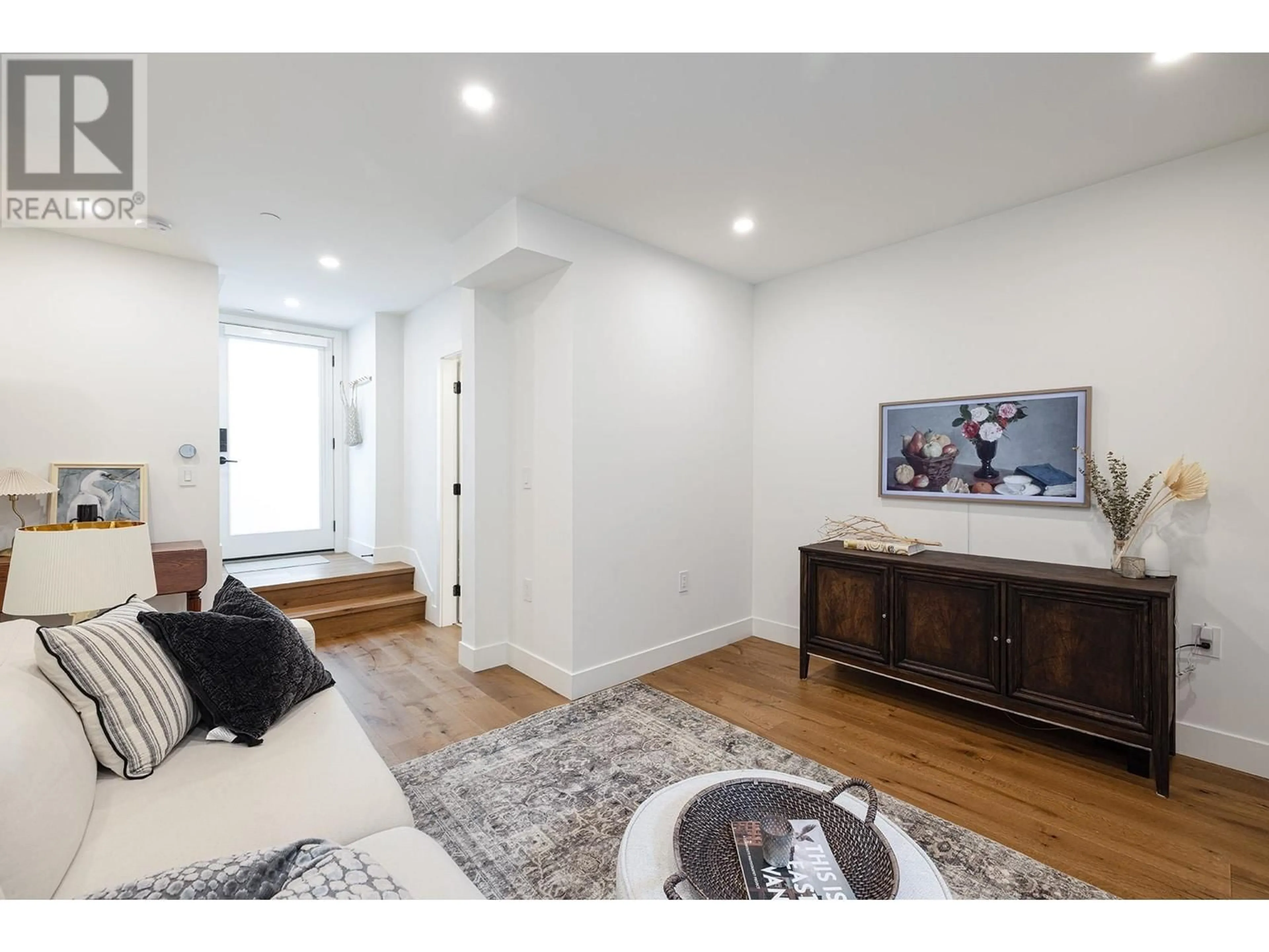 Unknown for 5471 WALES STREET, Vancouver British Columbia V5R3M9