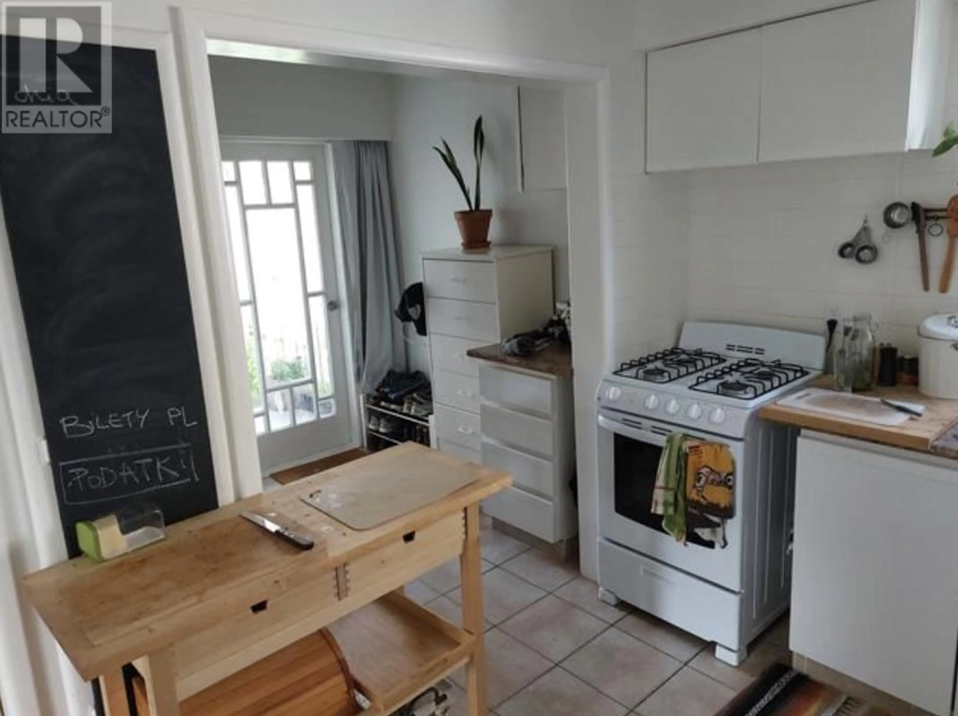 Standard kitchen, unknown for 444 6TH STREET, North Vancouver British Columbia V7L1P9