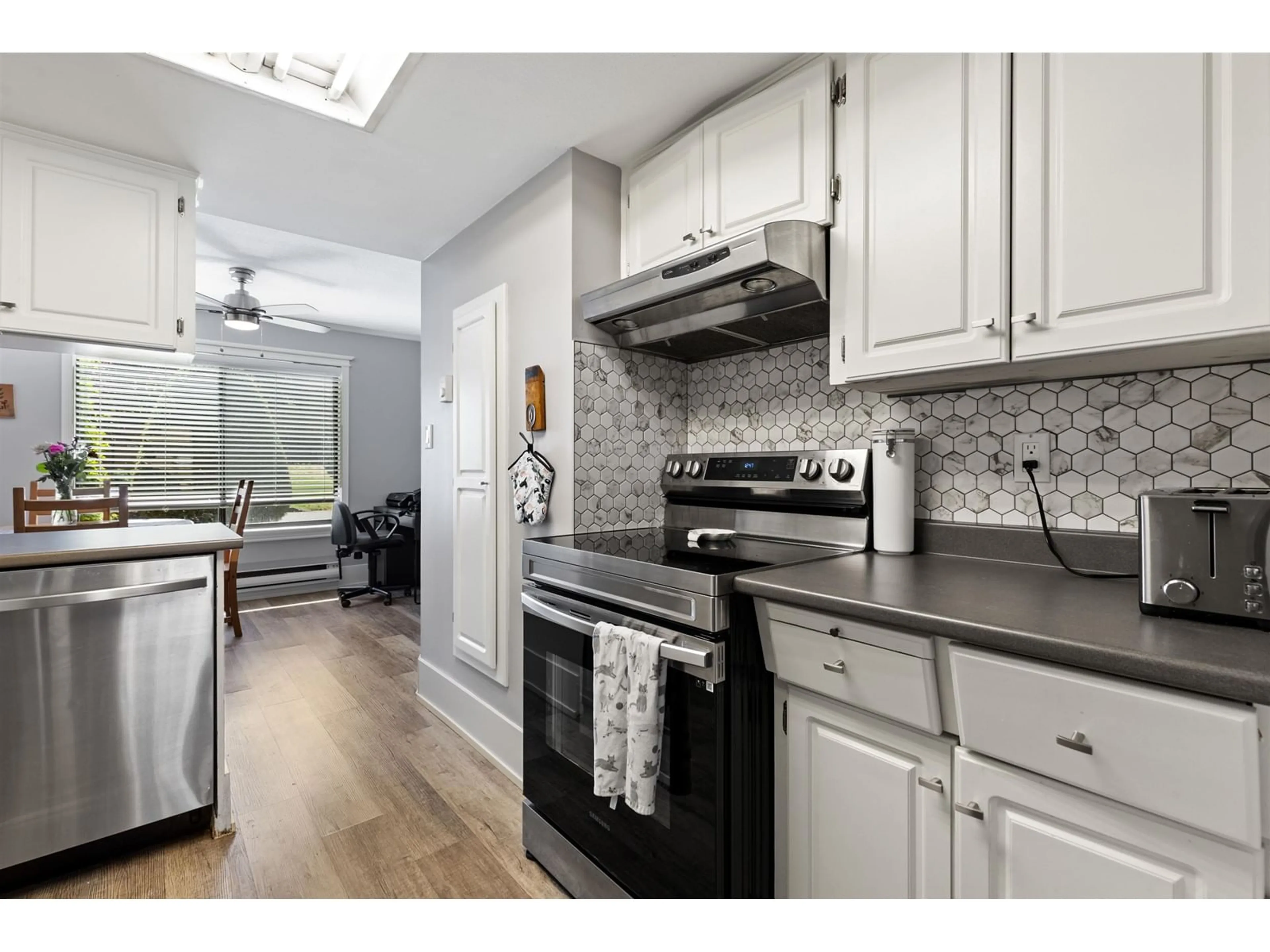 Standard kitchen, wood/laminate floor for 37 - 2998 MOUAT, Abbotsford British Columbia V2T4E6