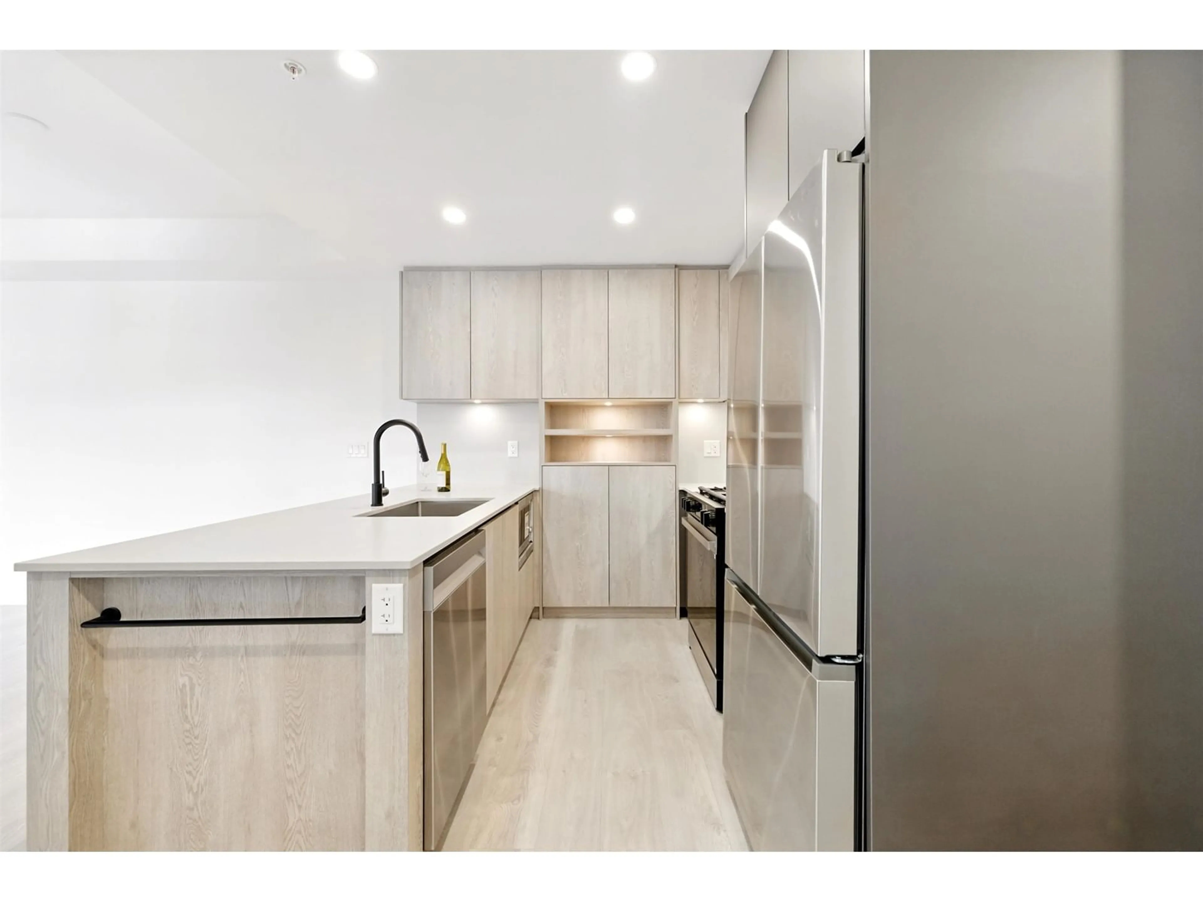 Open concept kitchen, unknown for 515 - 19577 65B, Surrey British Columbia V4N6Y3