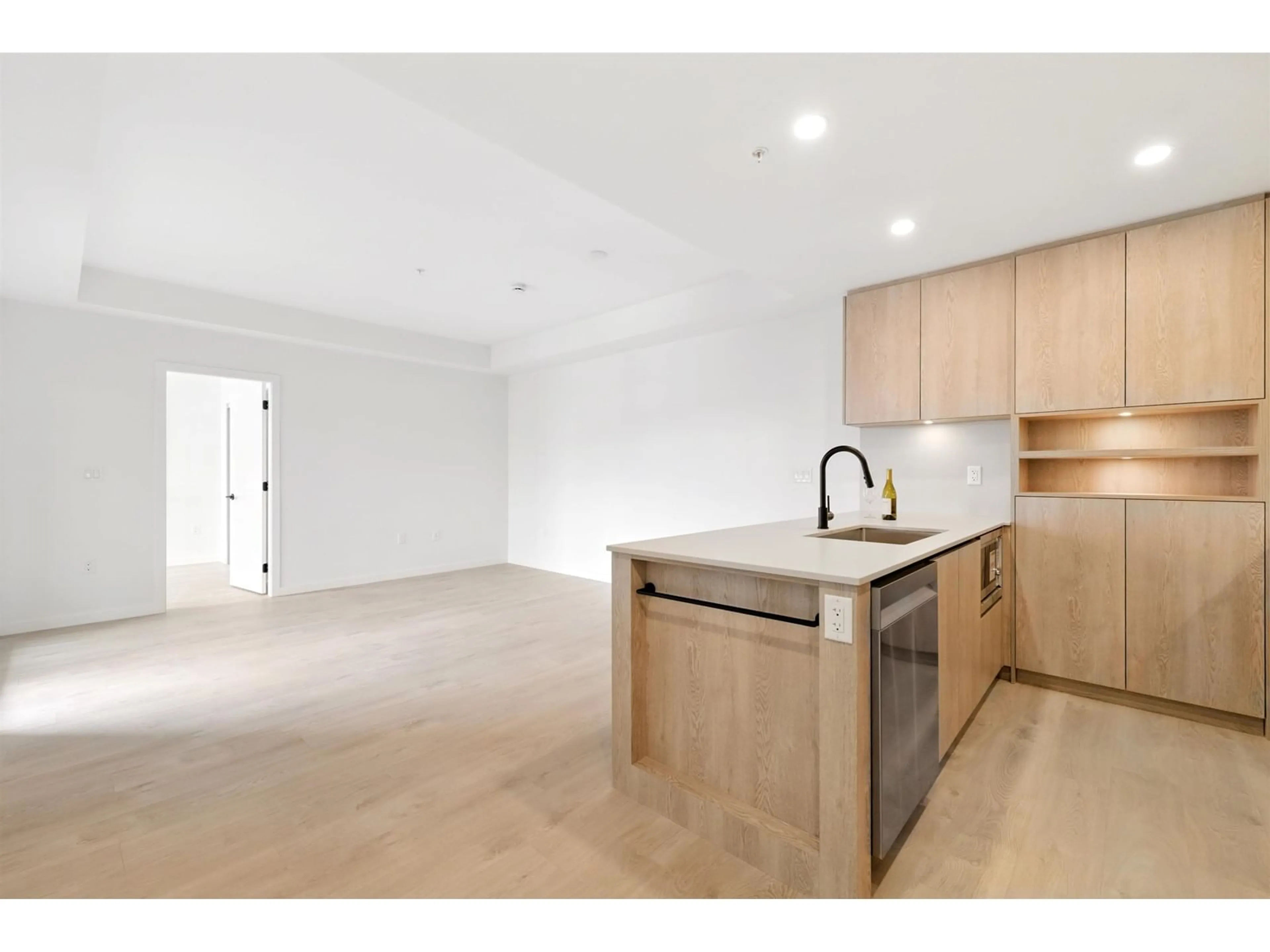 Open concept kitchen, wood/laminate floor for 515 - 19577 65B, Surrey British Columbia V4N6Y3