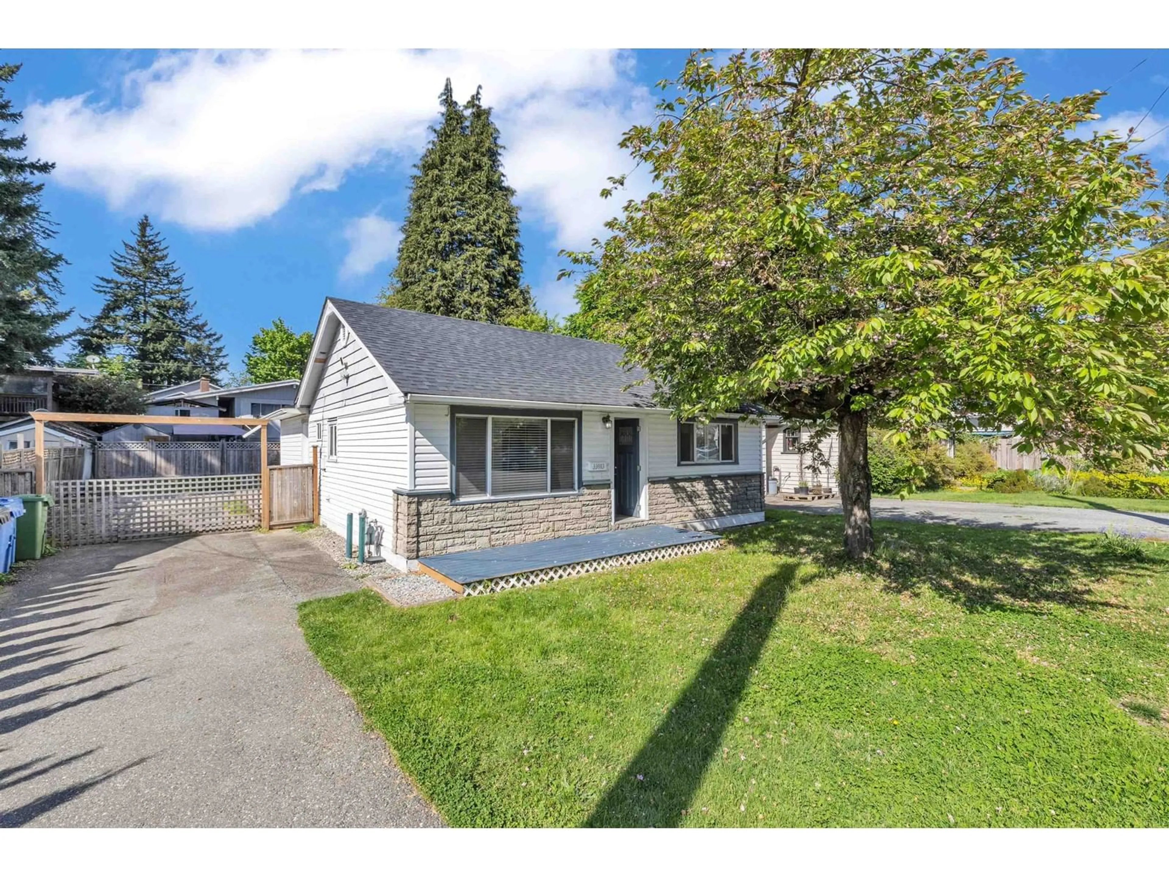 A pic from outside/outdoor area/front of a property/back of a property/a pic from drone, street for 33983 ESSENDENE, Abbotsford British Columbia V2S2H9