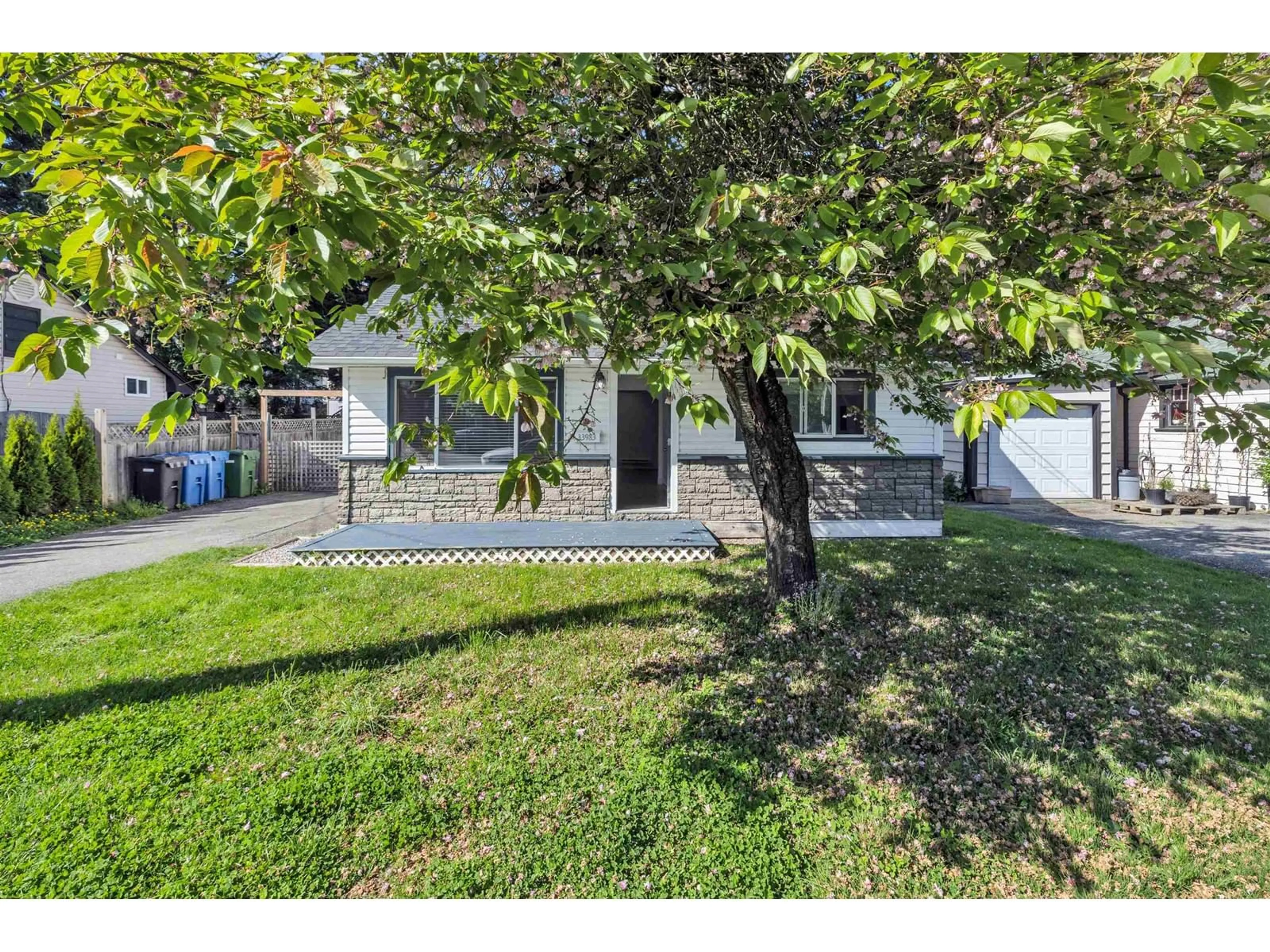 A pic from outside/outdoor area/front of a property/back of a property/a pic from drone, street for 33983 ESSENDENE, Abbotsford British Columbia V2S2H9