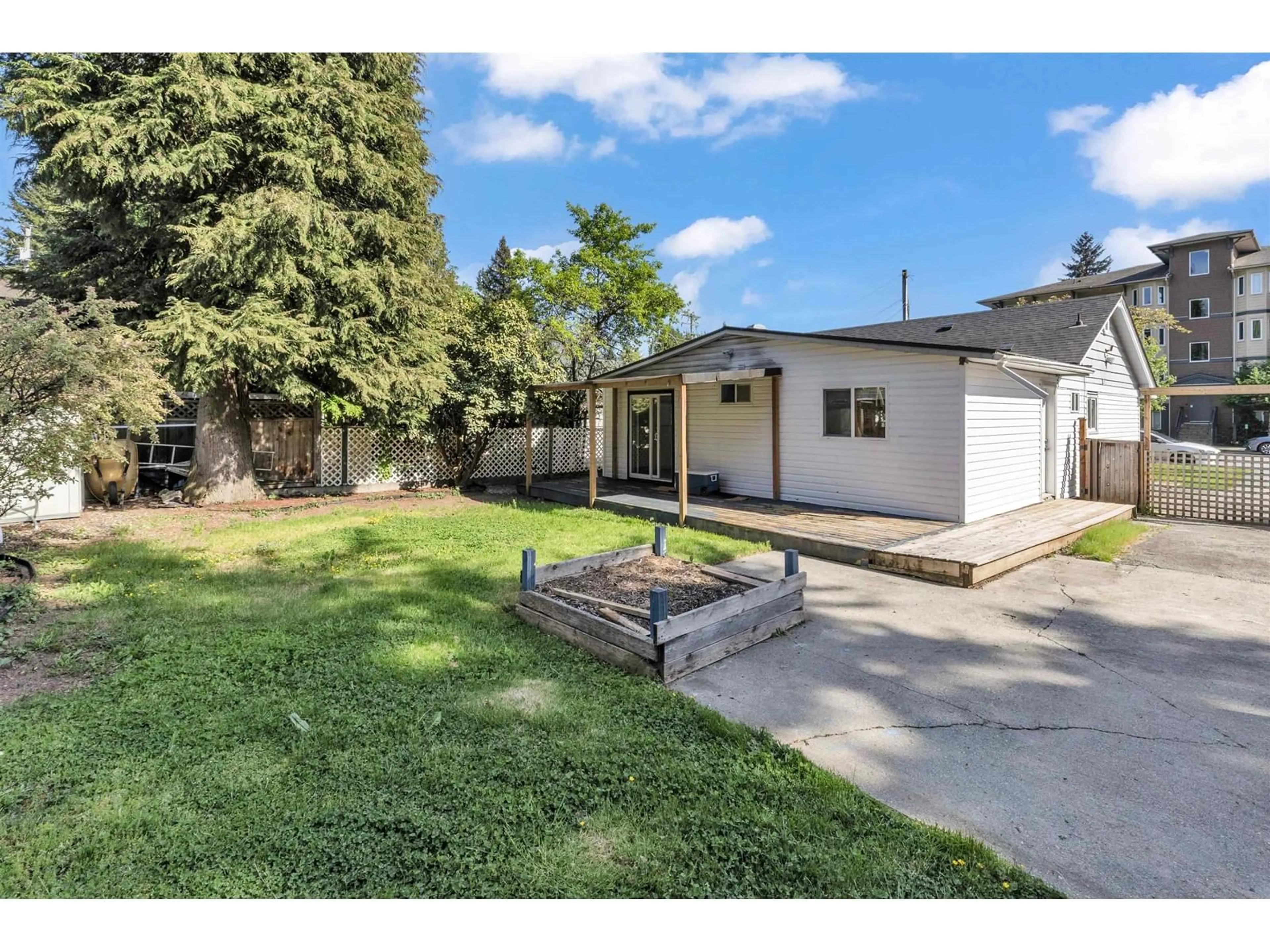 A pic from outside/outdoor area/front of a property/back of a property/a pic from drone, street for 33983 ESSENDENE, Abbotsford British Columbia V2S2H9