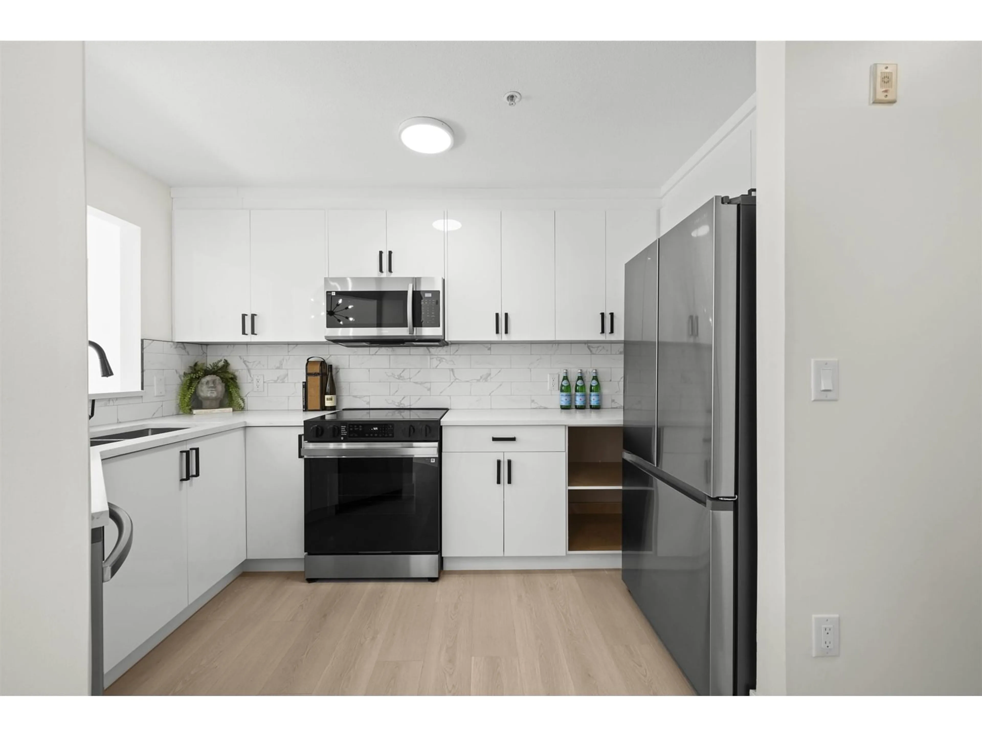 Standard kitchen, unknown for 125 - 9979 140, Surrey British Columbia V3T5W2